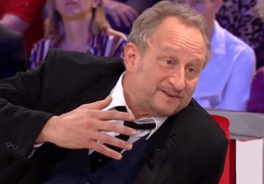 Benoît Poelvoorde, en admiration devant Véronique Sanson, lui a adressé une incroyable déclaration sur le célèbre canapé rouge de Michel Drucker. | Capture d'écran Voici (Brightcove Player) Benoît Poelvoorde, en admiration devant Véronique Sanson, lui a adressé une incroyable déclaration sur le célèbre canapé rouge de Michel Drucker. | Capture d'écran Voici (Brightcove Player)