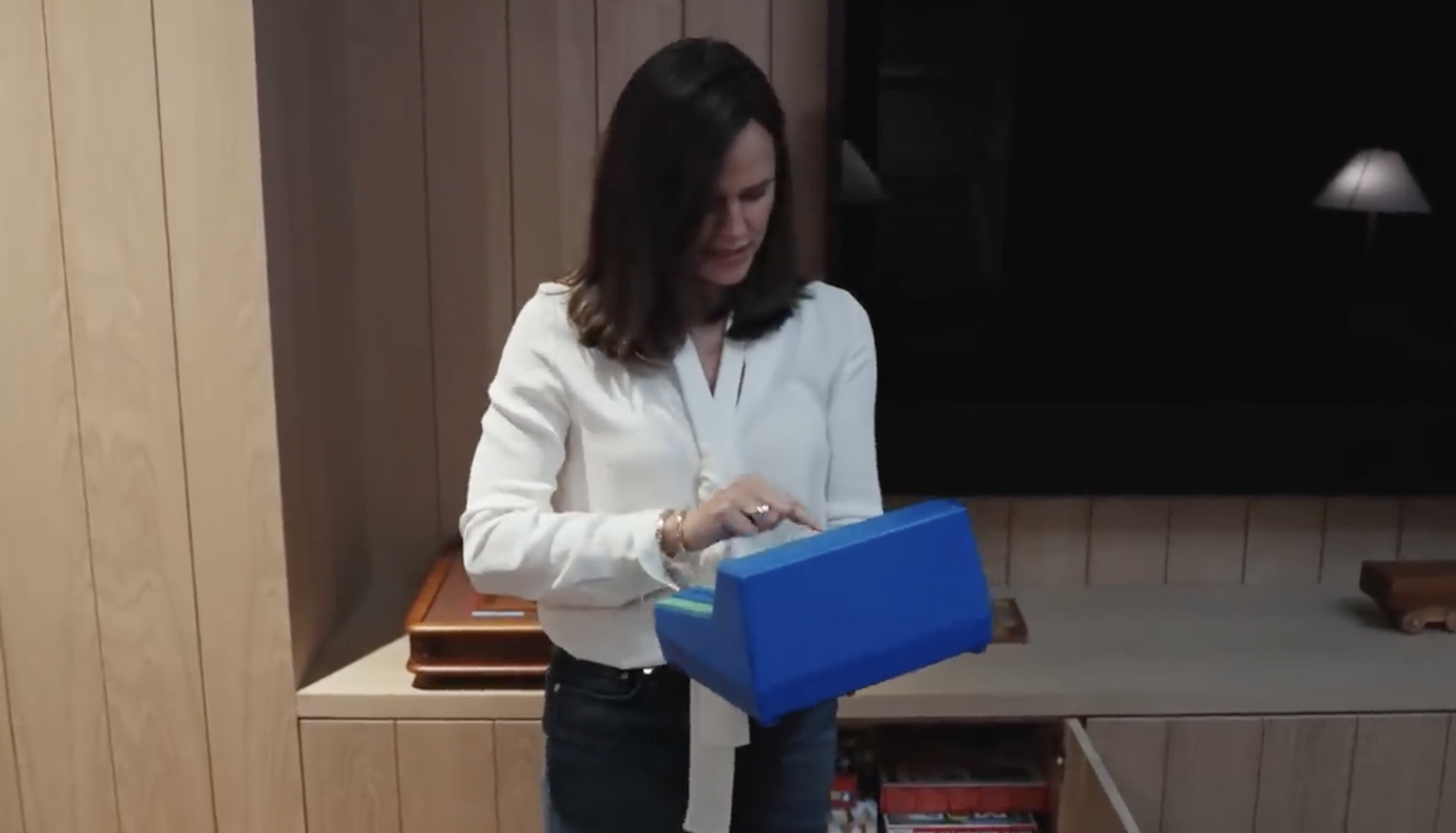 A glimpse inside Jennifer Garner's slumber party room from a post dated September 3, 2024. | Source: YouTube/Architectural Digest