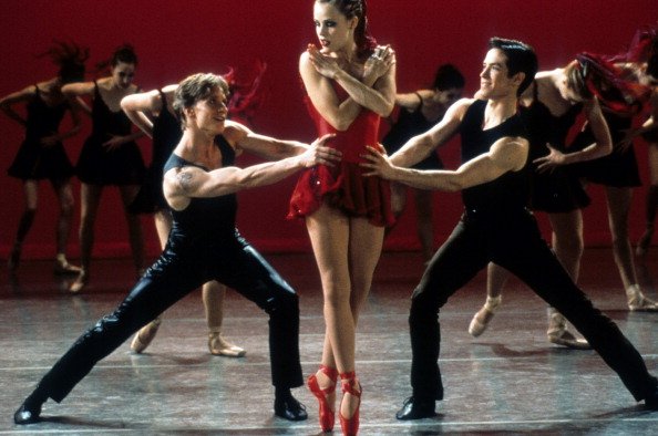 Ethan Stiefel, Amanda Schull and Sascha Radetsky dance on stage in a scene from the film "Center Stage," 2000. | Photo: Getty Images