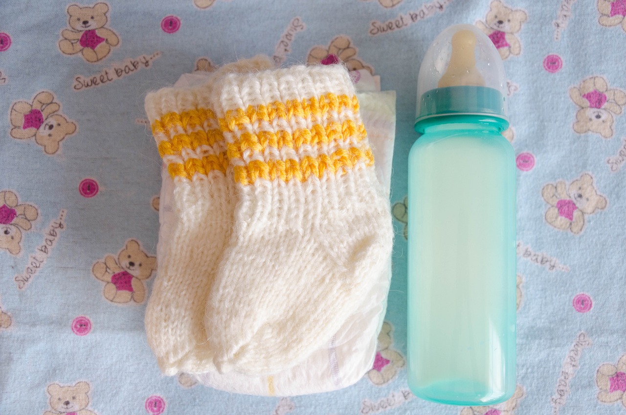 Baby booties and a bottle | Source: Pixabay
