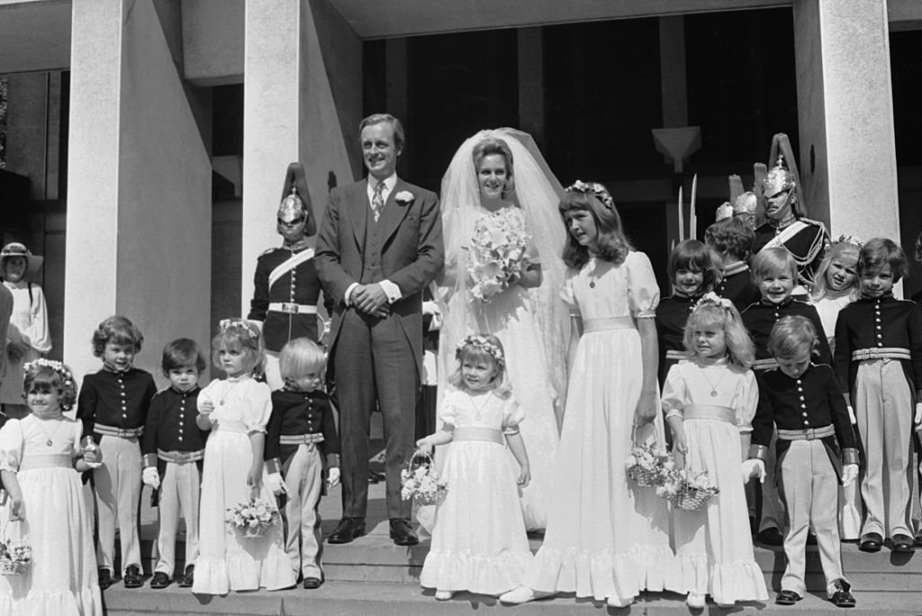 Camilla Shand und Major Andrew Parker-Bowles posieren mit ihren Pagen und Brautjungfern nach ihrer Hochzeit in der Guards Chapel am 4. Juli 1973 | Quelle: Getty Images