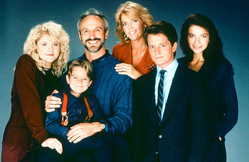 Tina Yothers, Brian Bonsall, Michael Gross, Meredith Baxter, Michael J. Fox, Justine Bateman on an episode of "Family Ties" Season 4. | Photo: Getty Images