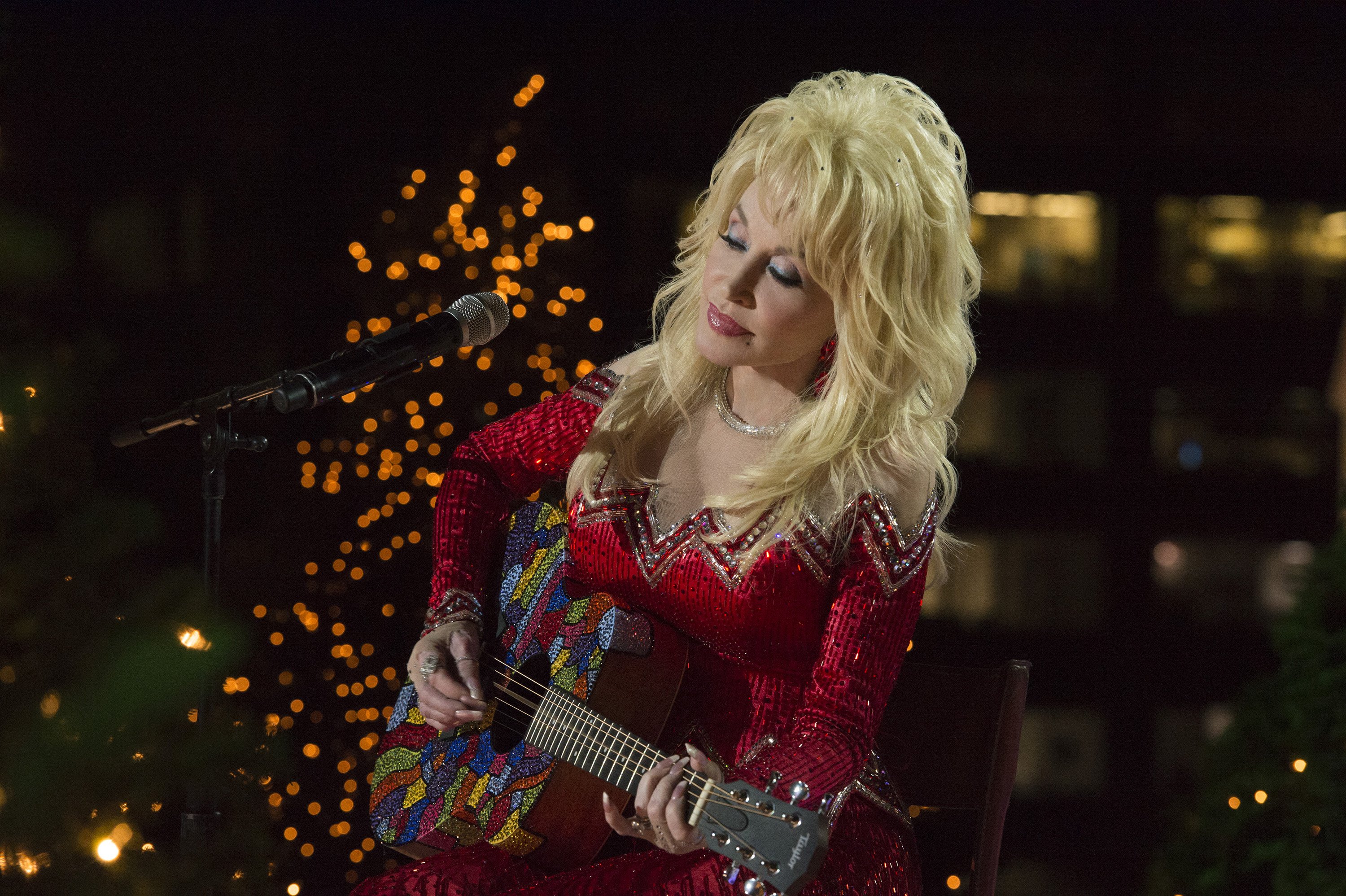 Dolly Parton probt für das Weihnachtskonzert 2016 im Rockefeller Center. | Quelle: Getty Images