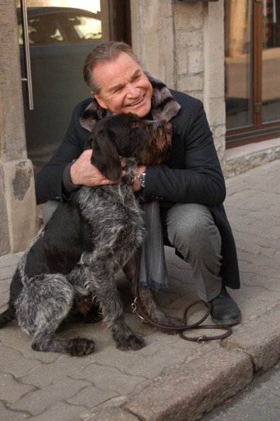 Fritz Wepper mit seinem Hund 'Aron', ARD-Krimi-Komödie 'Lindburgs Fall', 'Hotel zur Traube', Freyburg, Sachsen-Anhalt, Deutschland | Quelle: Getty Images
