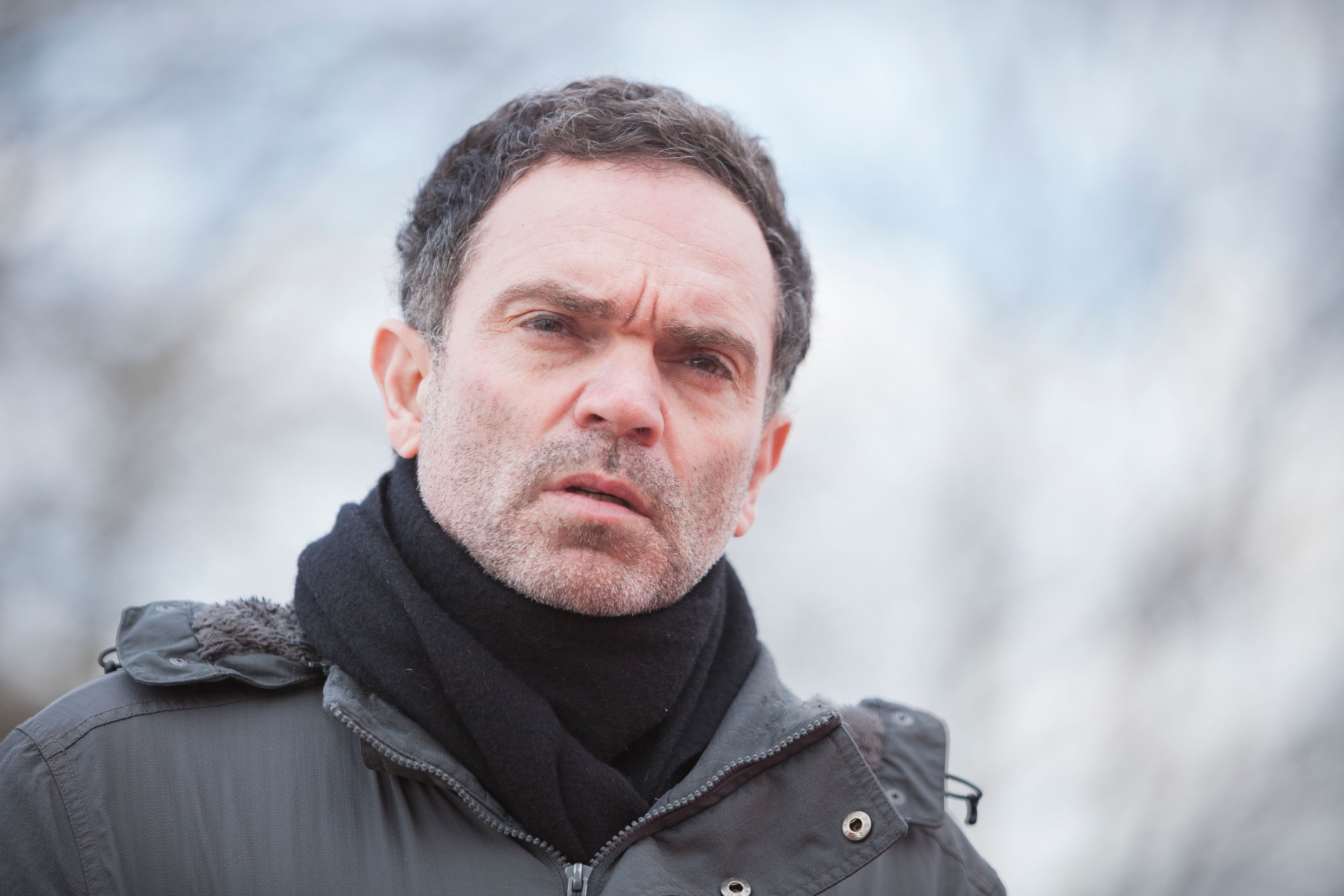Le chroniqueur Yann Moix avec une écharpe grise. | GettyImage