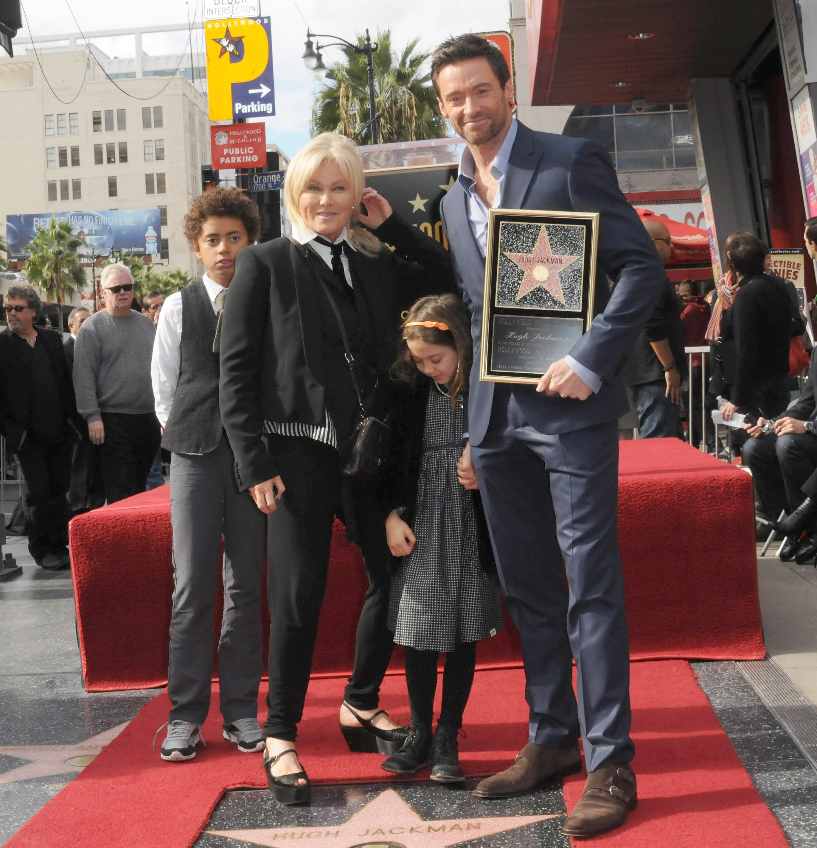 Oscar Maximilian and Ava Eliot Jackman, Deborra-Lee Furness and Hugh Jackman at Hugh's Star Ceremony in Hollywood, 2012 | Source: Getty Images