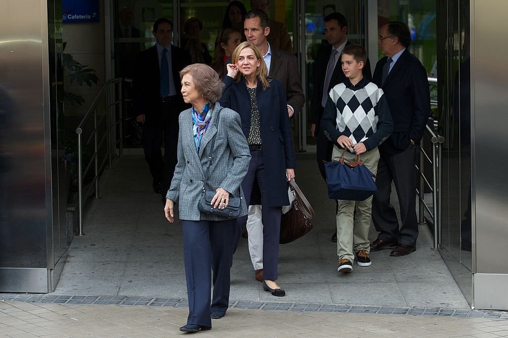 La Reina Sofía, la Princesa Cristina, Iñaki Urdangarin y Juan Pablo Urdangarin visitan al Rey Juan Carlos de España en el Hospital USP San José el 25 de noviembre de 2012 en Madrid, España. | Foto: Getty Images.