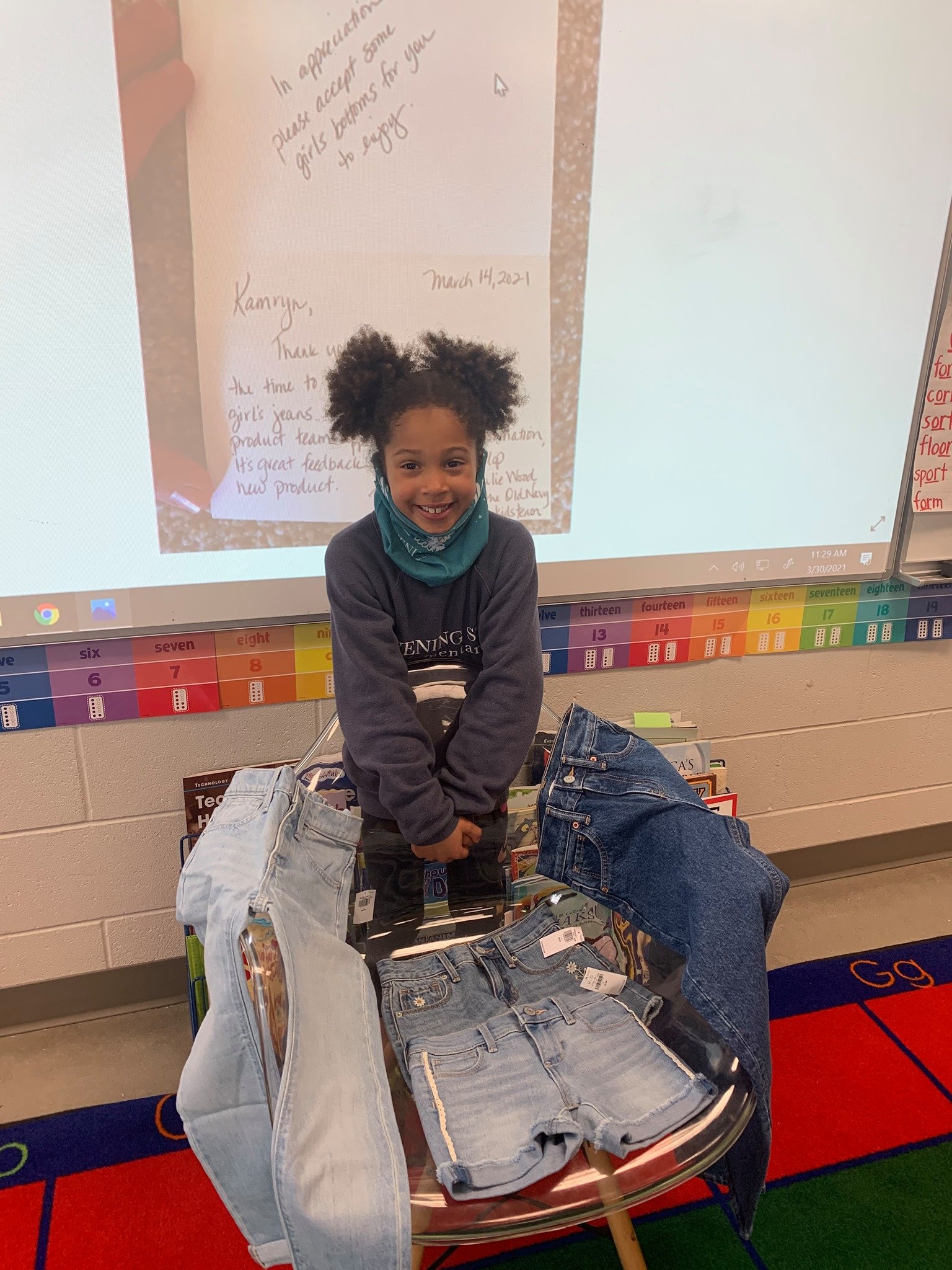 Kamryn Gardner posing with her gift from Old Navy | Photo: Facebook/EveningStarElementary