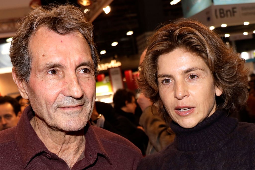 Le journaliste Jean-Jacques Bourdin et la reporter Anne Nivat posent lors du Salon du livre de Paris 2018 au Parc Des Expositions Porte de Versailles, France le 17 mars 2018. | Photo : Getty Images
