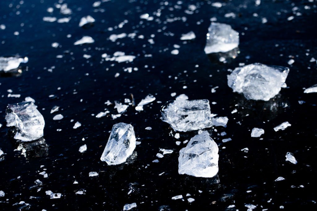 Un étang d'eau glacée. | Photo : Getty Images