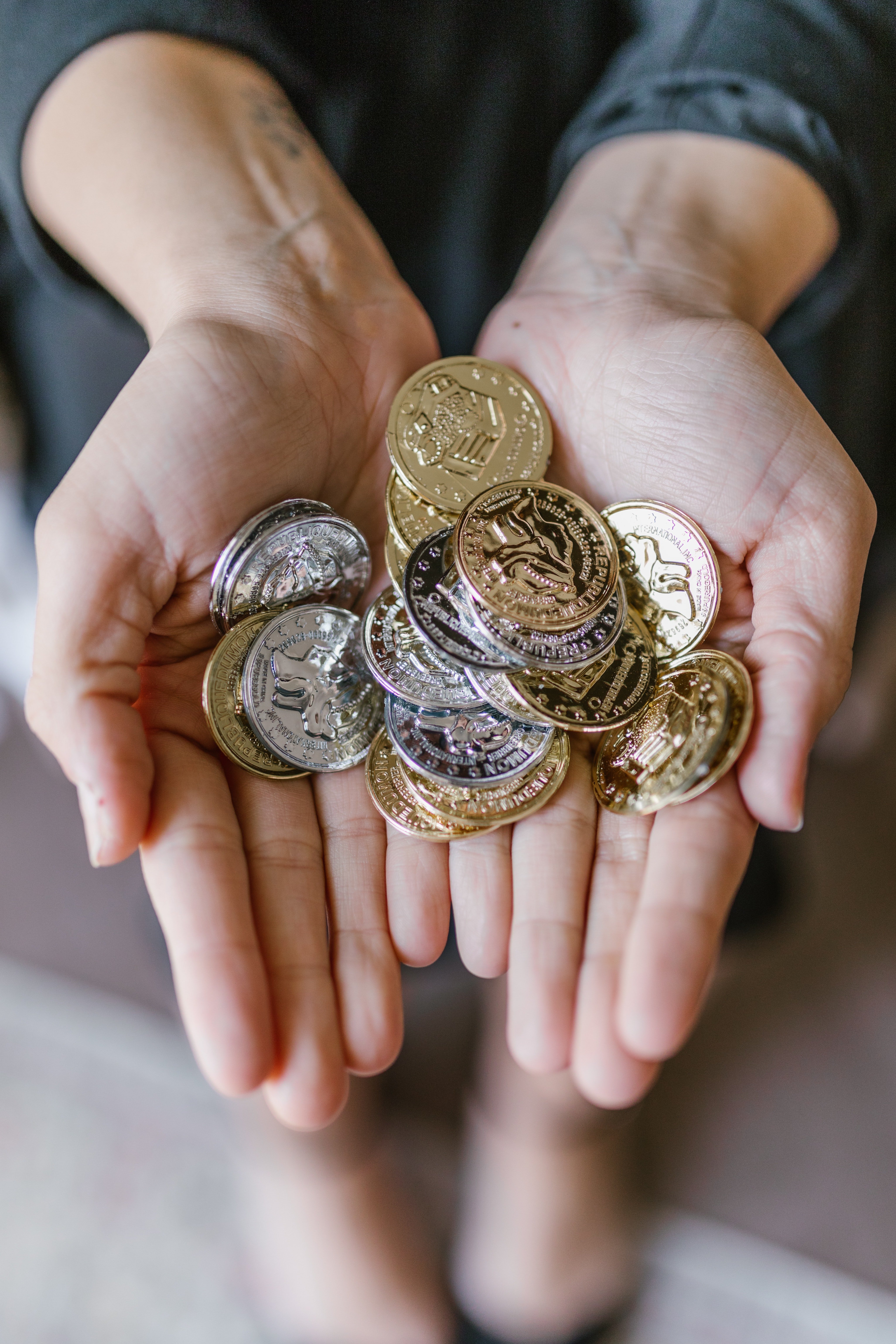 A person holding coins. | Source: Pexels