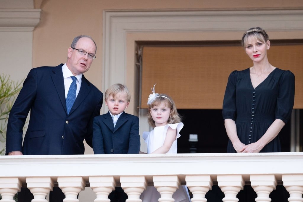 Charlene de Monaco, le prince Albert II et leurs deux enfants. | Photo : Getty Images