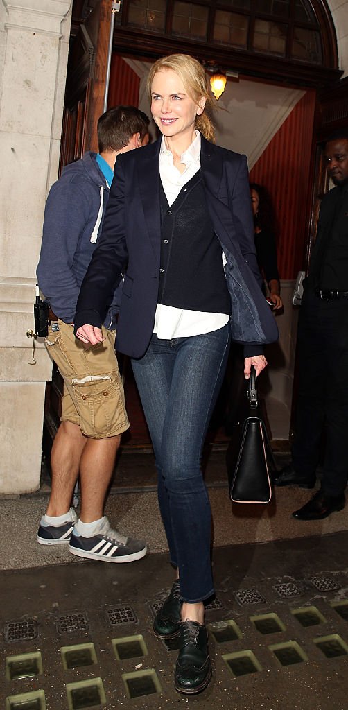 Nicole Kidman sale del teatro Noel Coward con unos jeans ajustados, el 23 de septiembre de 2015.| Foto: Getty Images