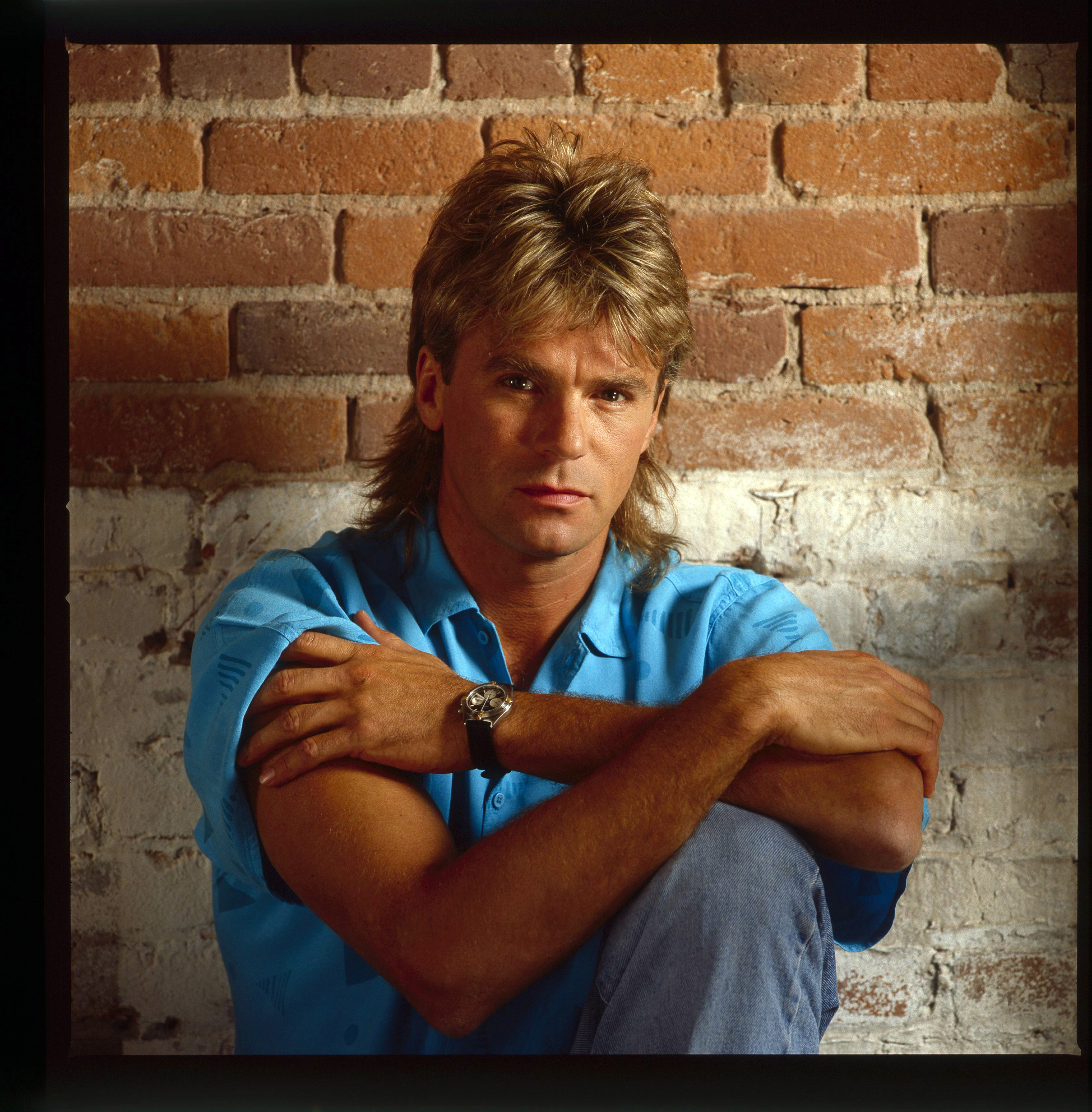 Richard Dean Anderson posing for a photo shoot on July 11, 1989 | Source: Getty Images