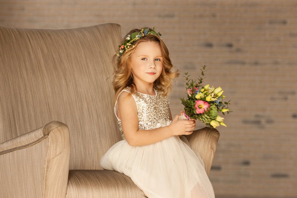 Niña vestida para llevar flores en una boda. | Foto: Shutterstock