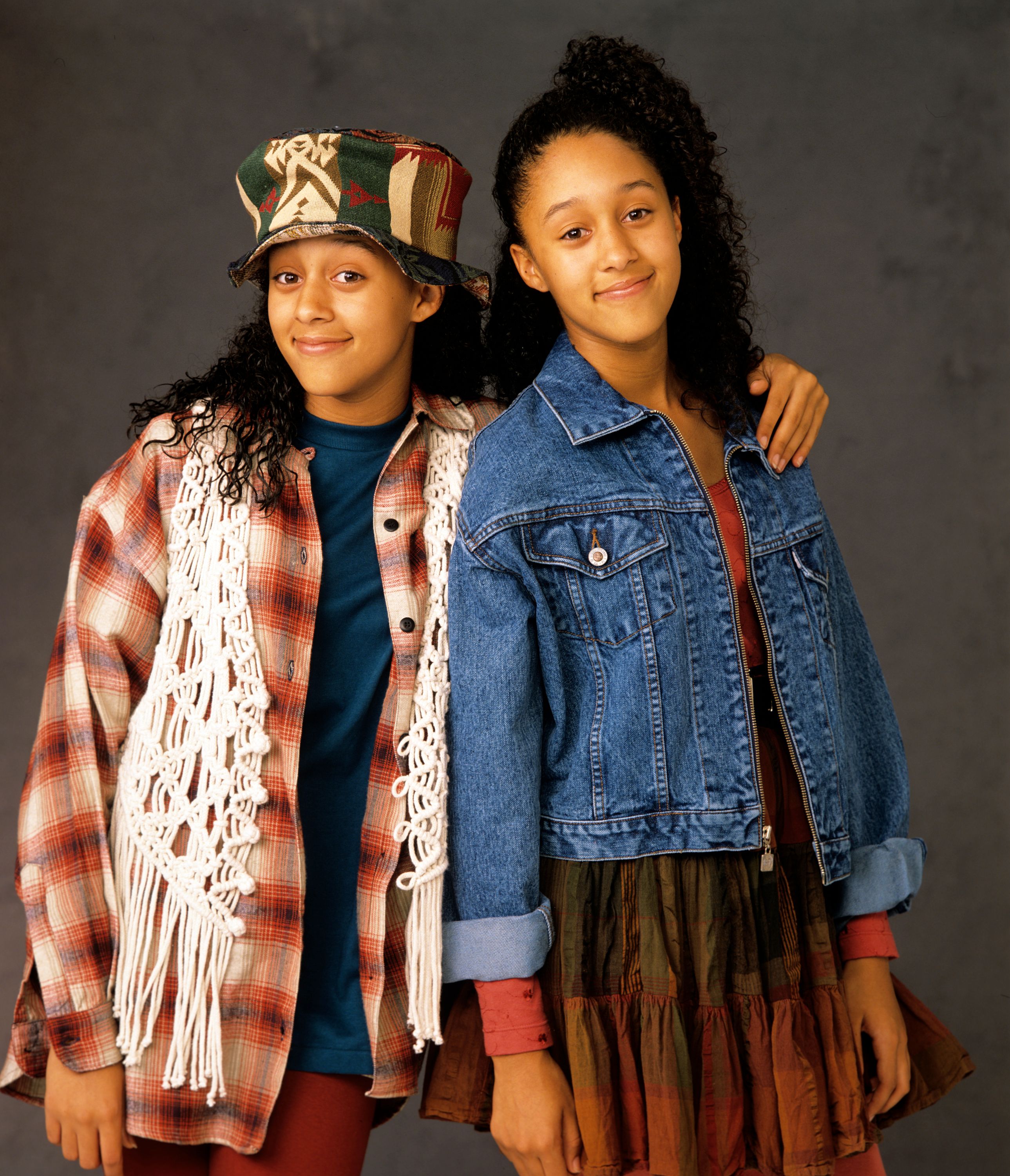 Tia and Tamera Mowry poses for a promotional photo of "Sister, Sister," October 6, 1993. | Source: Getty Images