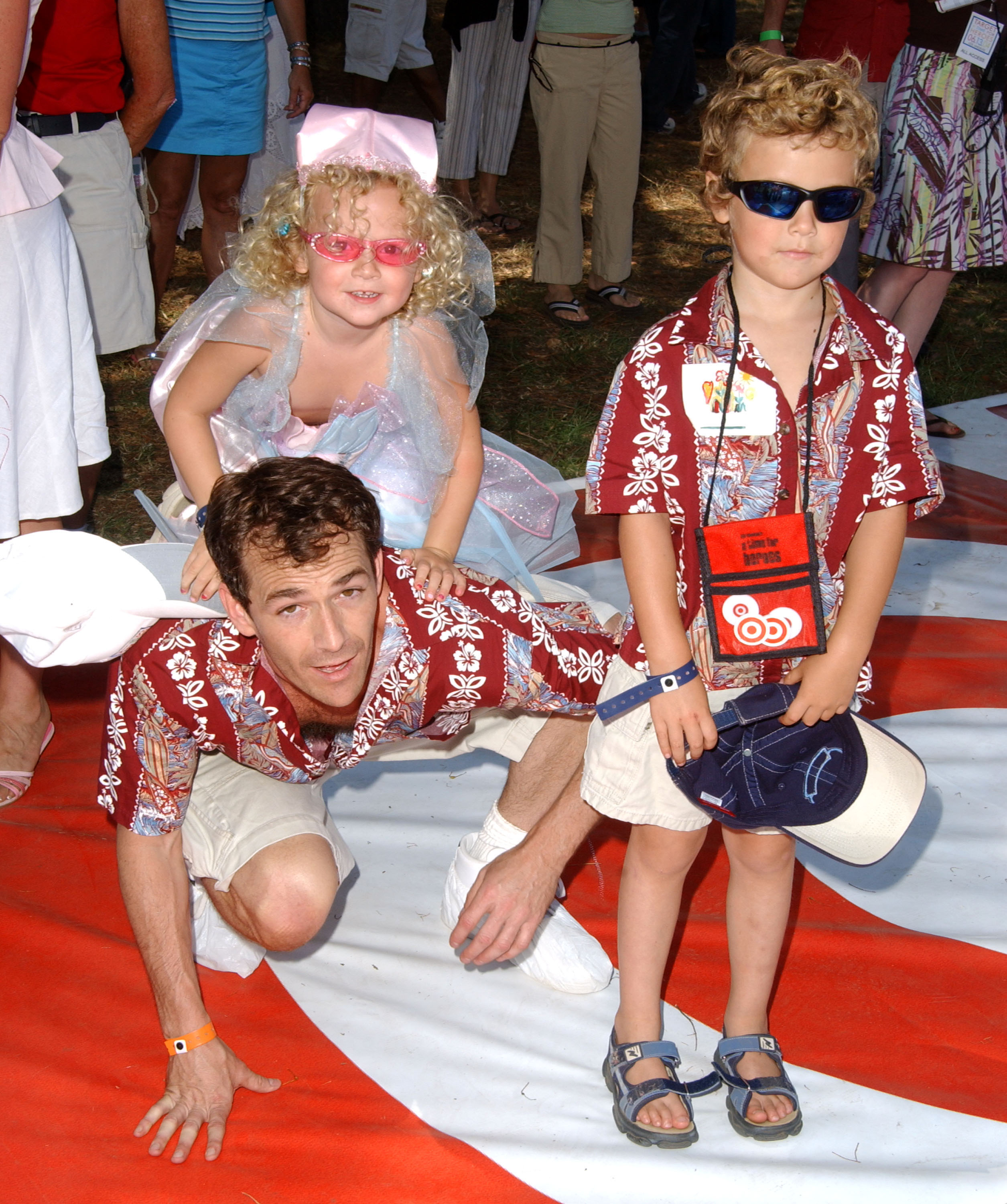 Luke Perry, with Sophie and Jack on June 13, 2004 | Source: Getty Images