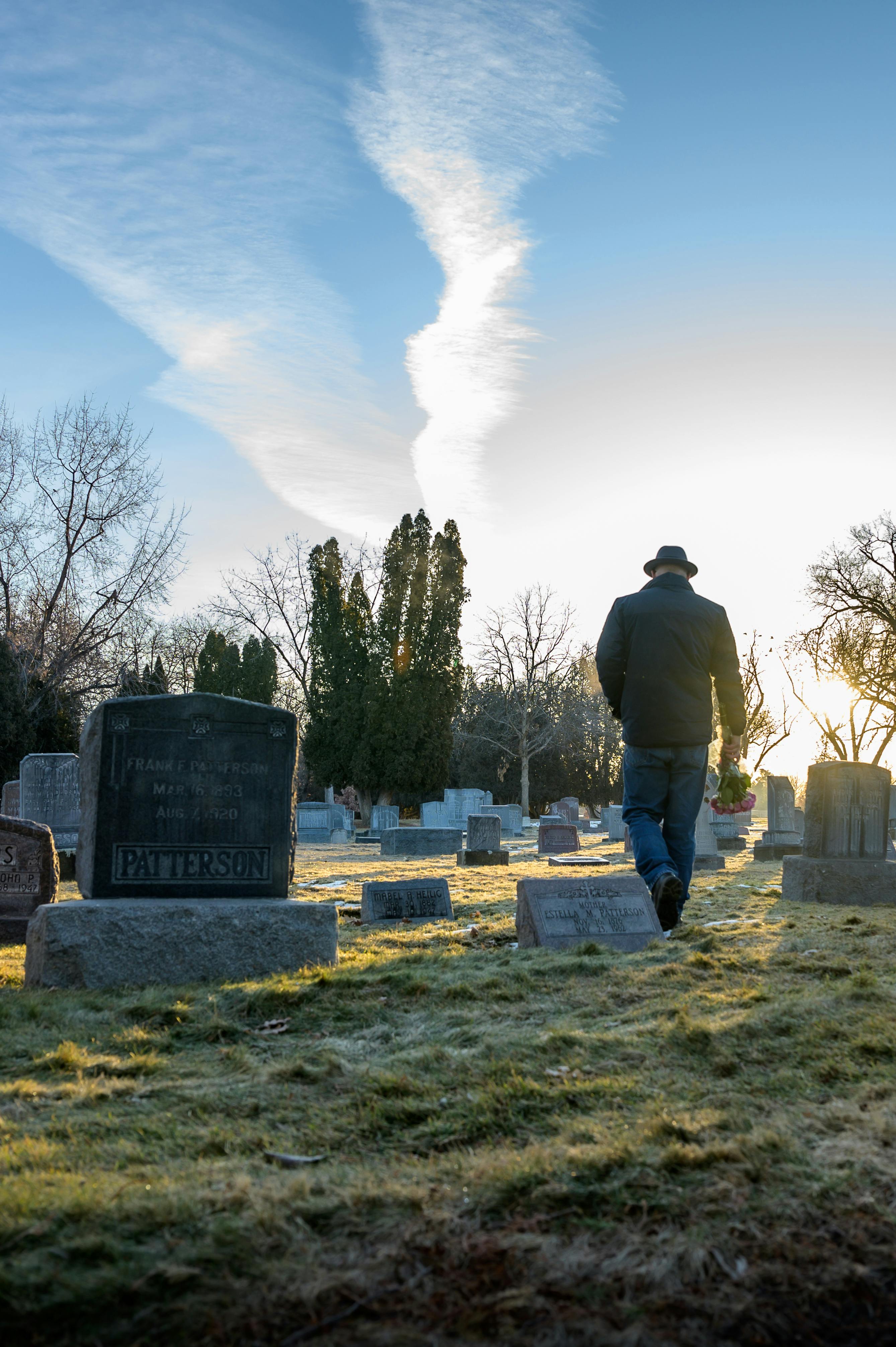 Man walks up to a grave | Source: Pexels