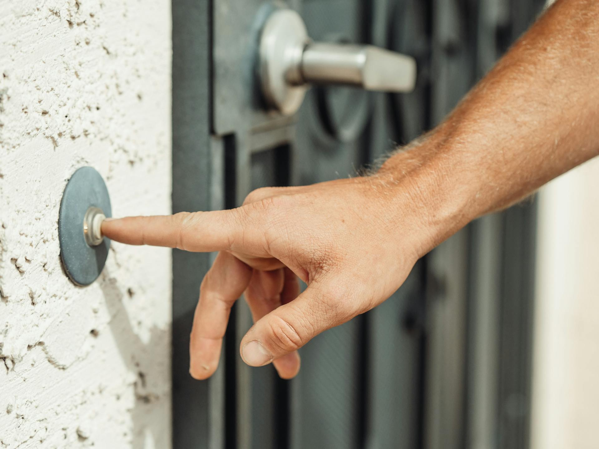 A man ringing a doorbell | Source: Pexels