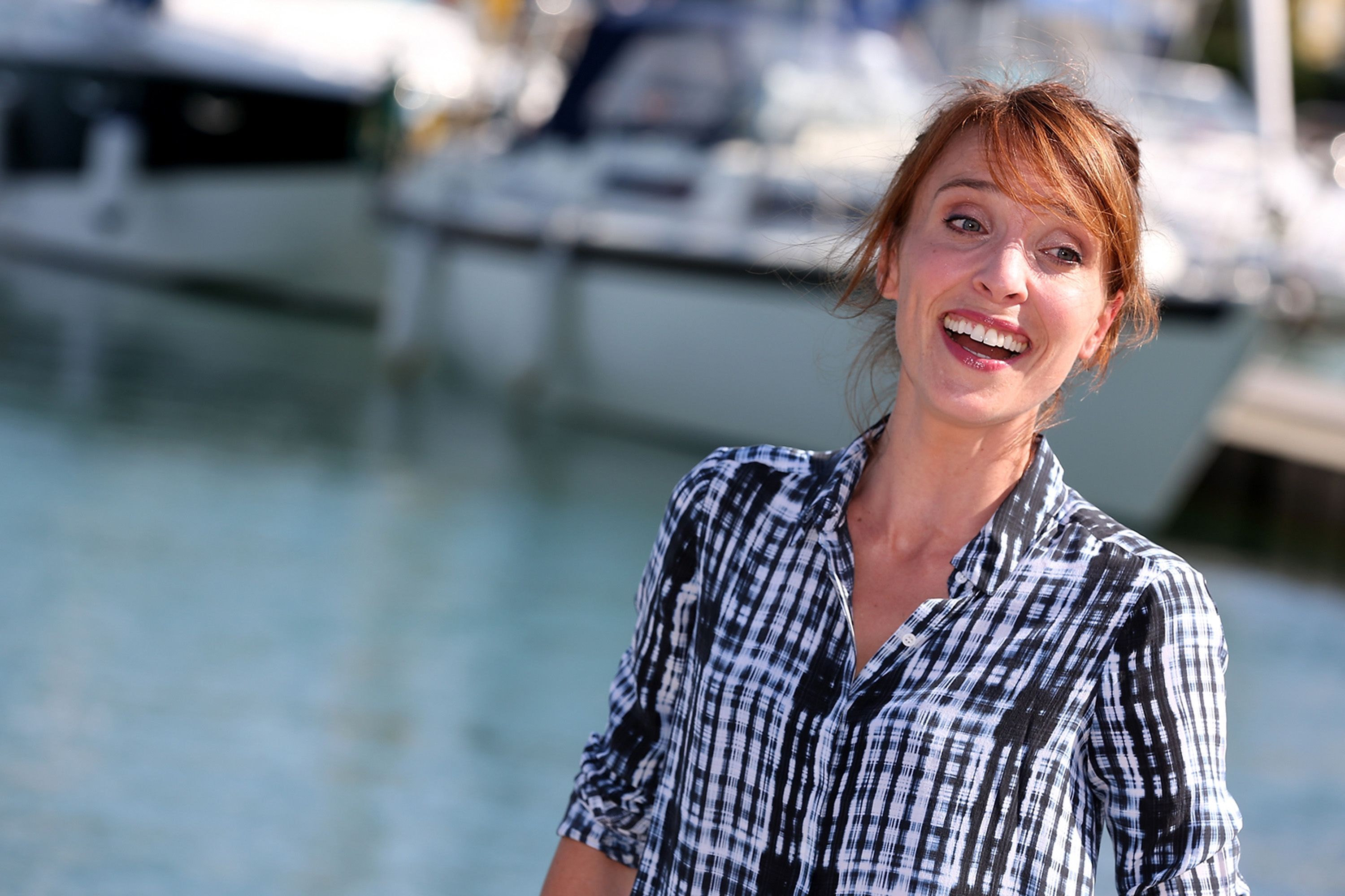L'actrice Alix Poisson assiste au photocall de "Parents Mode d'Emploi" dans le cadre du 17ème Festival de la Fiction TV de La Rochelle à La Rochelle, France. | Photo : Getty Images