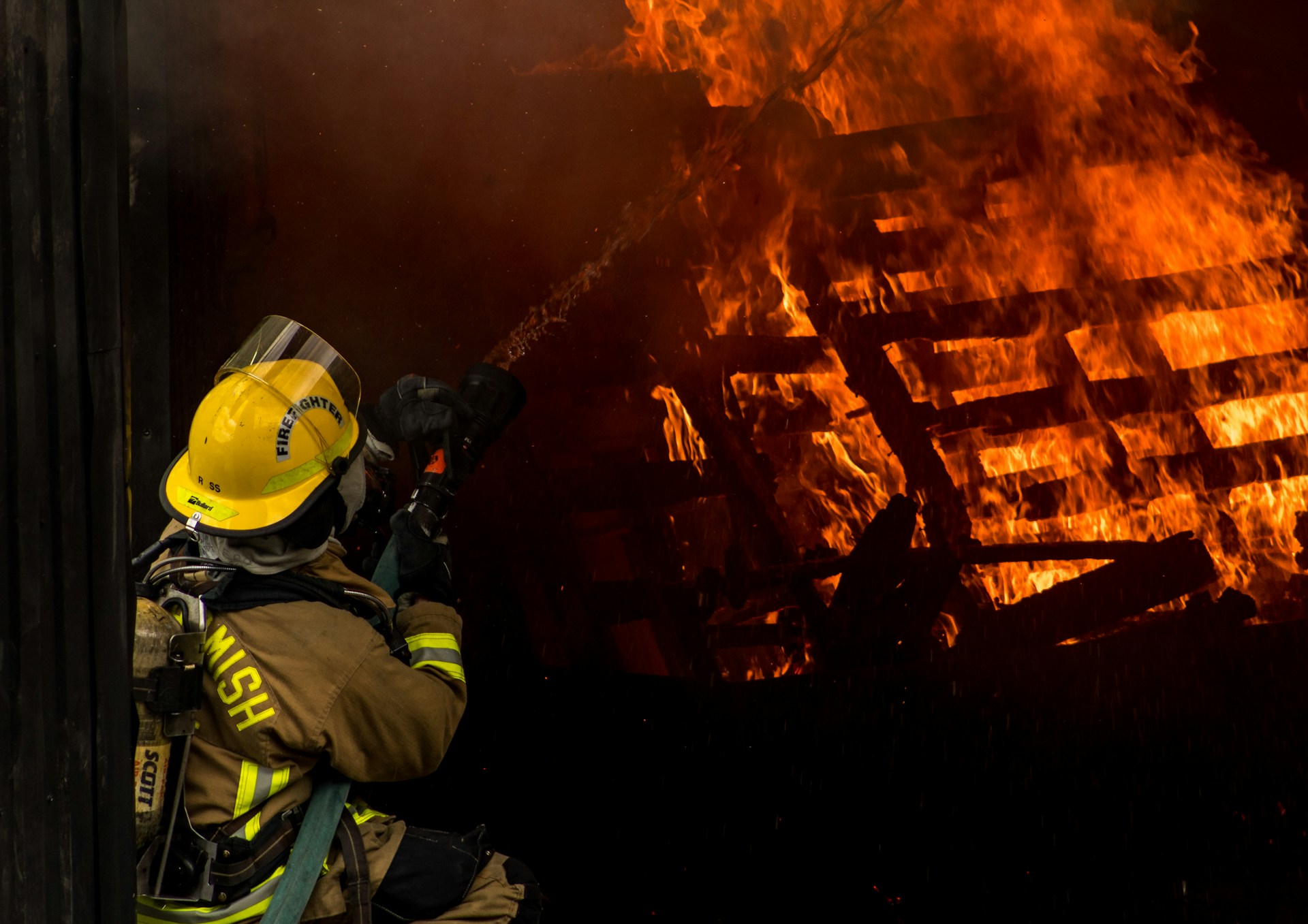 A firefighter putting off a fire | Source: Unsplash