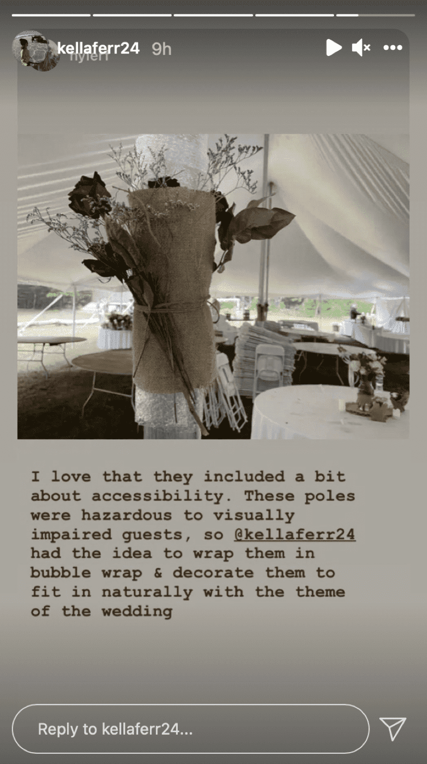 Die Metallpfosten waren während der Hochzeitsfeier in Polsterfolie und dekorative Materialien gewickelt. | Quelle: Instagram.com/kellaferr24