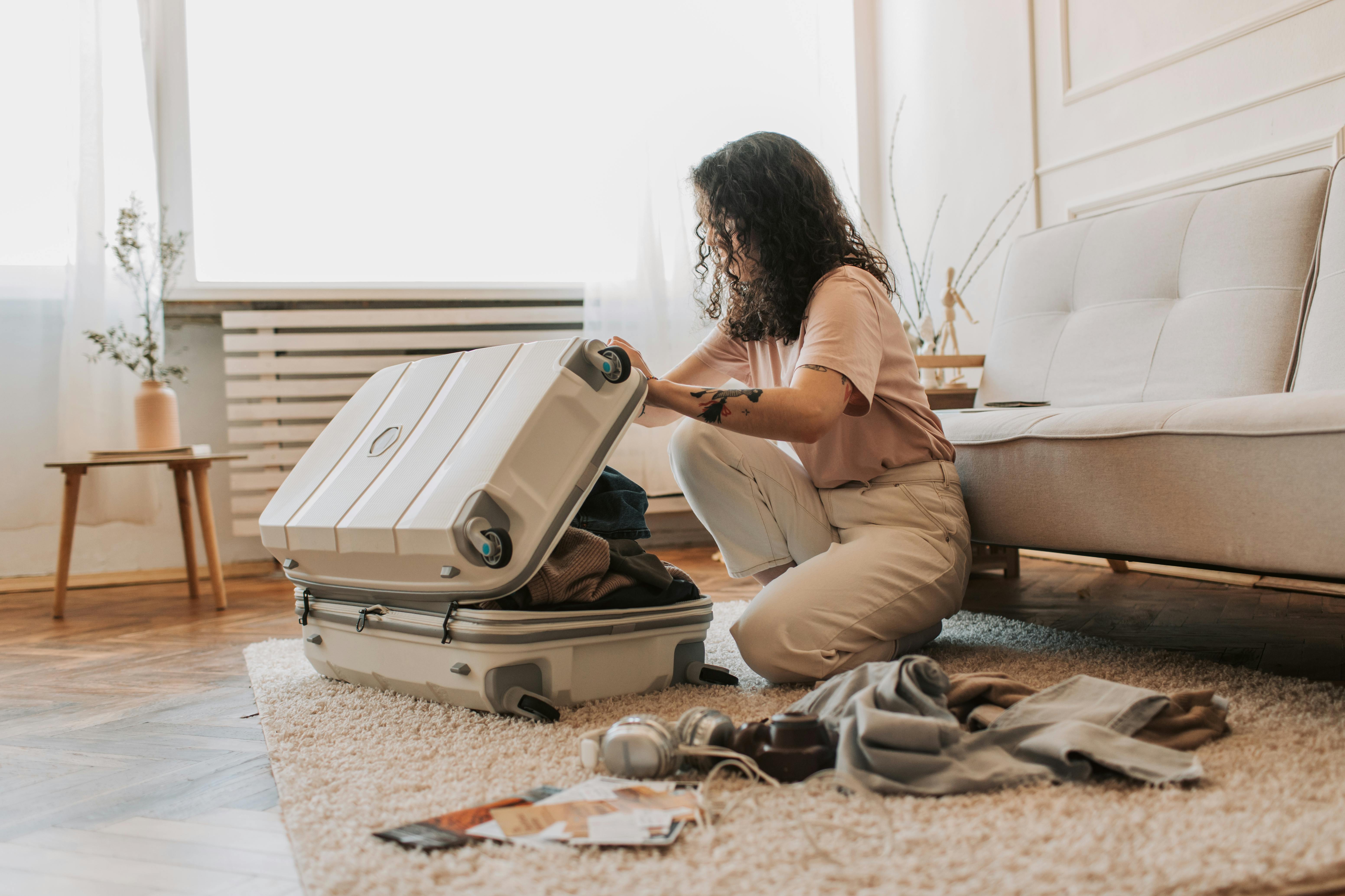 A woman packing | Source: Pexels