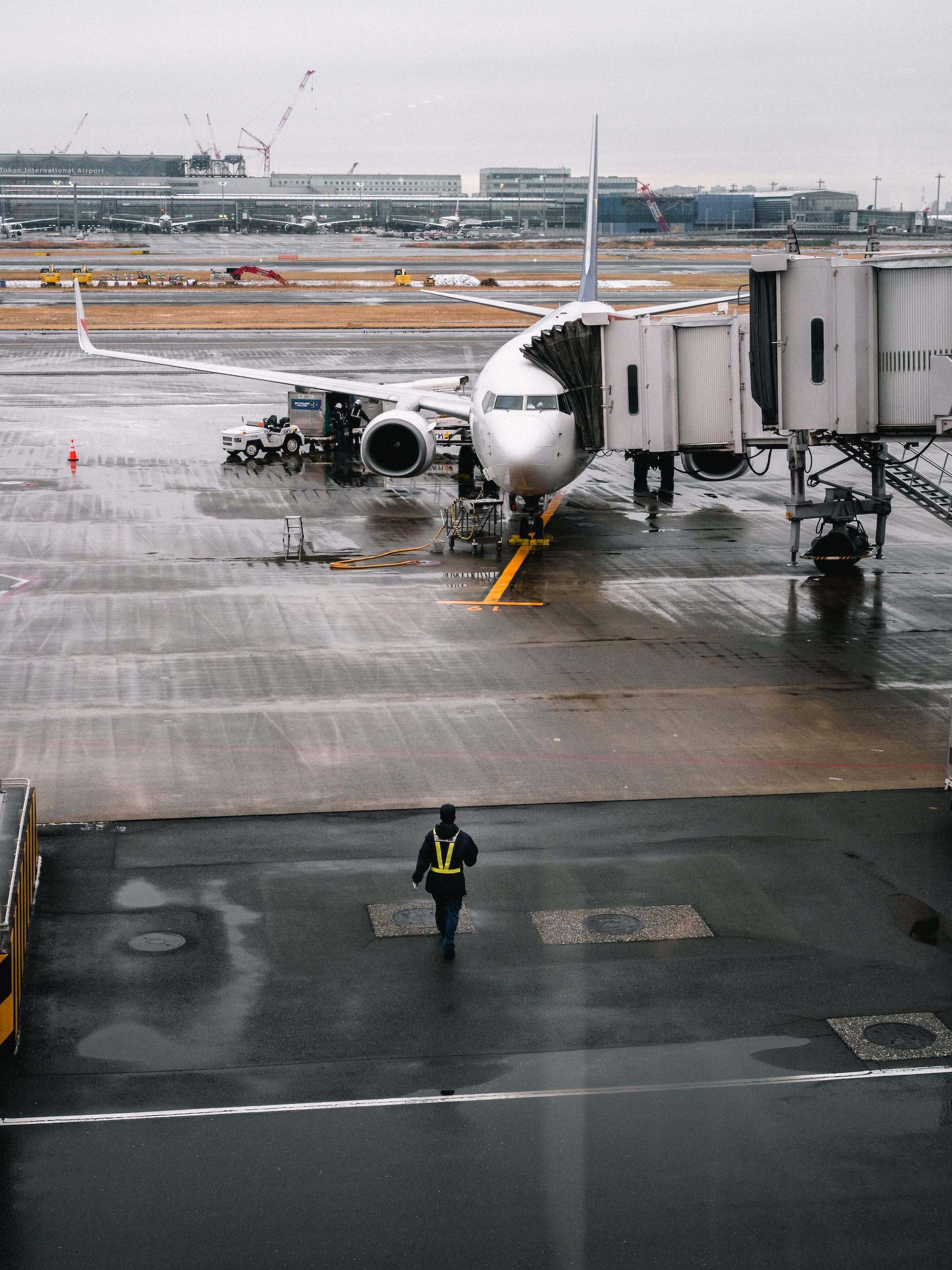 A person walking towards an airplane | Source: Pexels