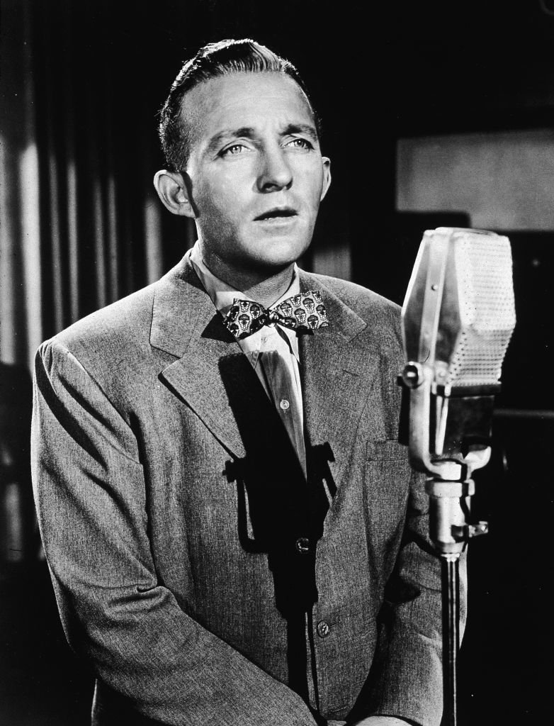 Bing Crosby (1904-1977) singt um 1945 in ein Mikrofon | Quelle: Getty Images