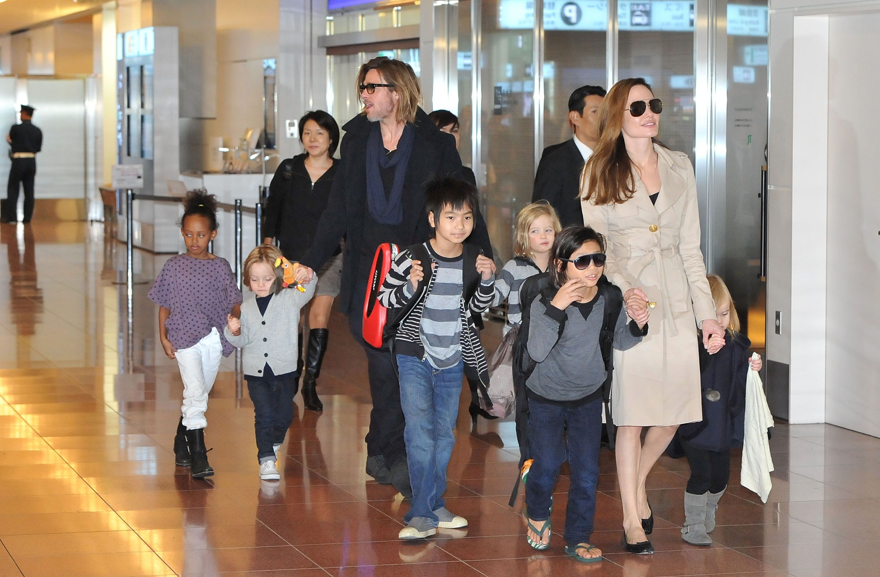 Brad Pitt, Angelina Jolie and their six children Maddox, Pax, Zahara, Shiloh, Knox, and Vivienne at Haneda International Airport on November 8 | Photo: Getty Images