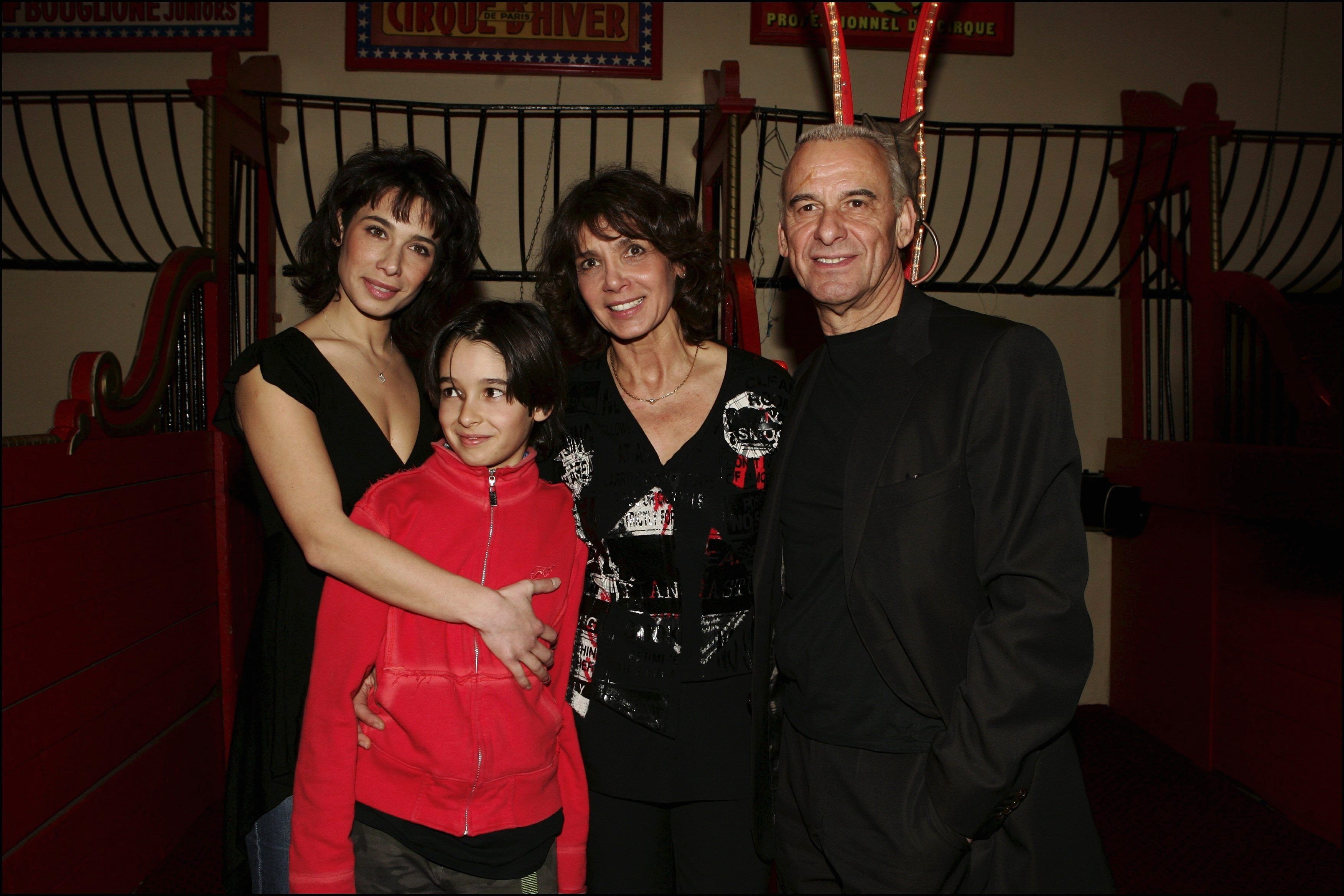 Michel Fugain, sa femme et ses enfants | Photo : Getty Images.
