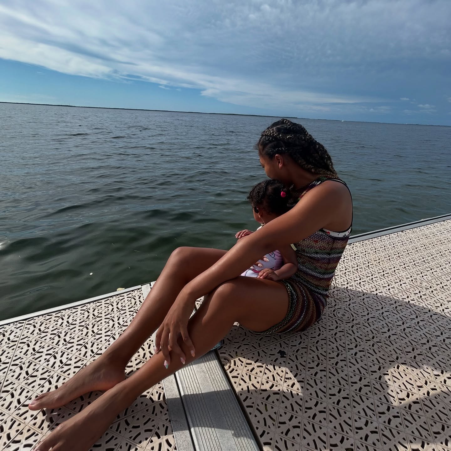 Naomi Osaka and her daughter looking out at the ocean, posted on January 1, 2025. | Source: Facebook/Naomi Osaka 大坂なおみ﻿