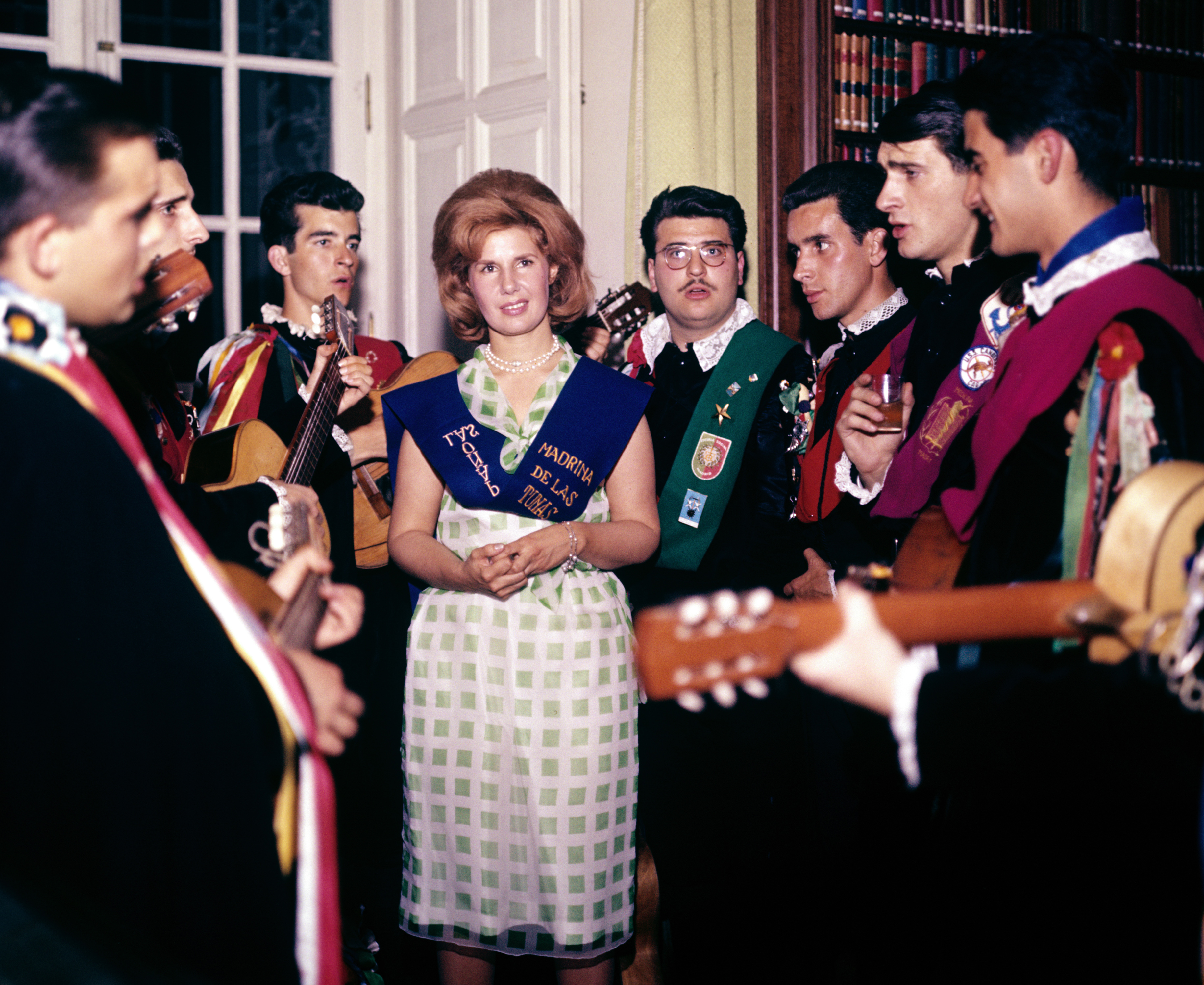 The Duchess of Alba, Maria del Rosario Cayetana Fitz-James Stuart with a group of student musicians in Madrid, Spain in 1962. | Source: Getty Images