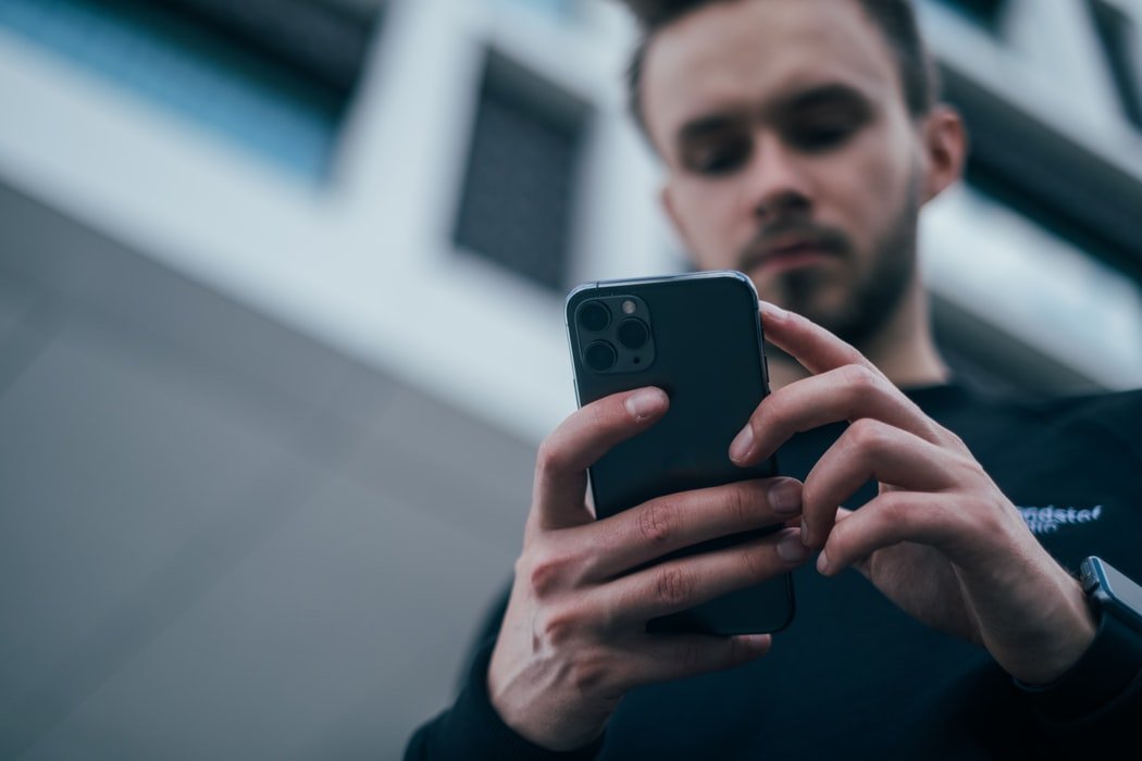 Man with a cell phone | Source: Unsplash