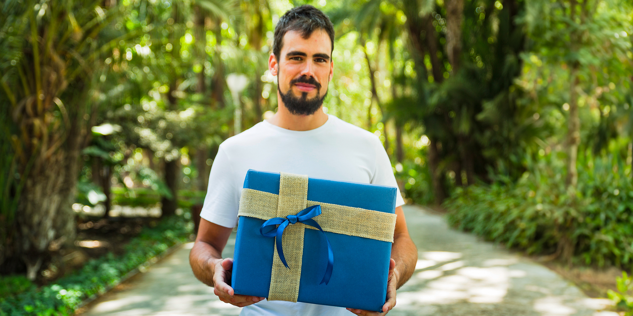 A man holding a gift box | Source: Freepik