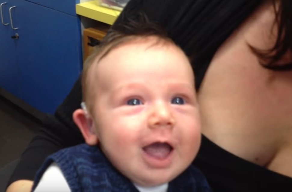 Lachlan lächelt, als er zum ersten Mal die Stimmen seiner Eltern hört | Quelle: YouTube/Leon Lever