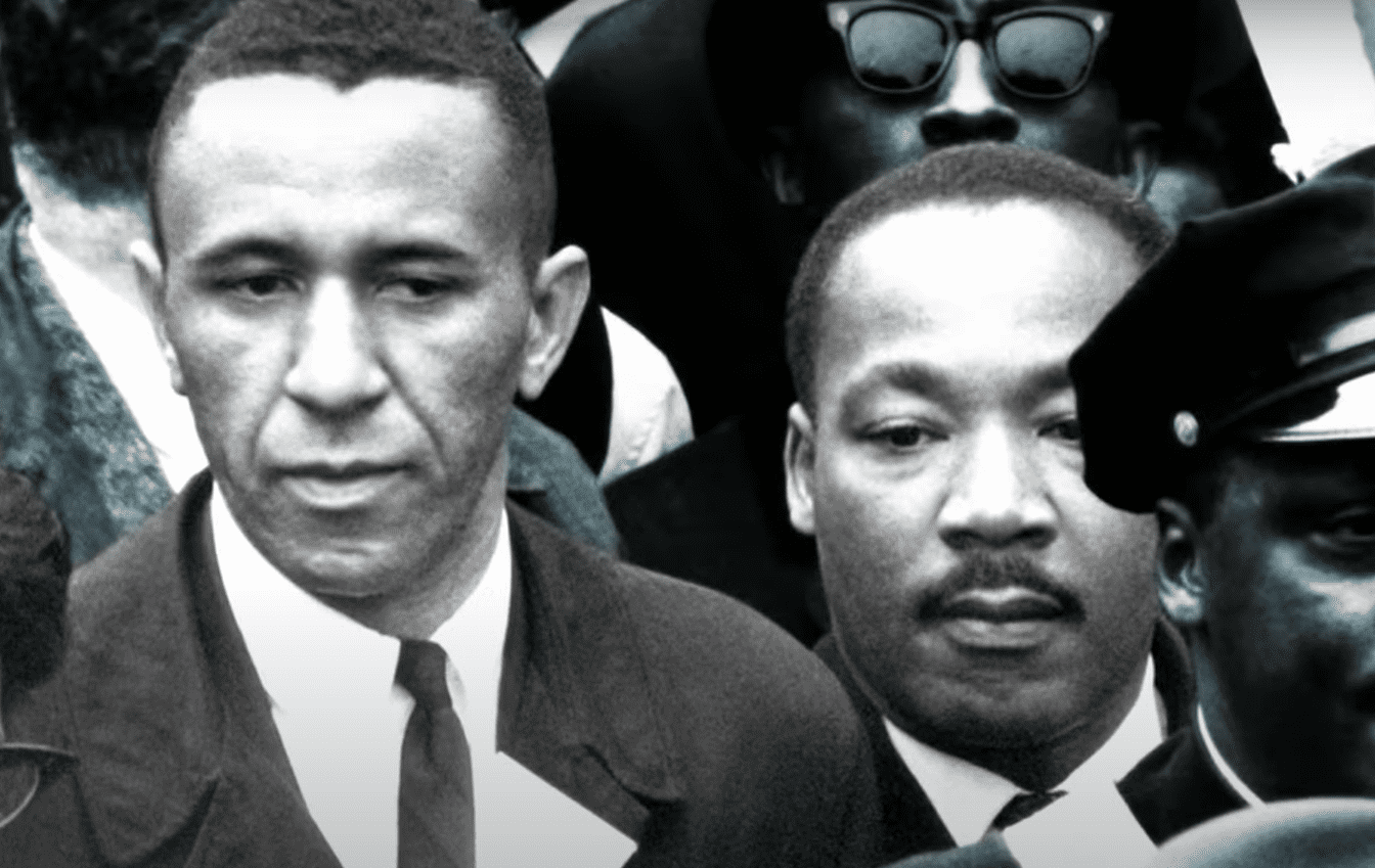 A picture of Gilbert Caldwell alongside Martin Luther King Jr.┃Source: youtube.com/CBSSundayMorning