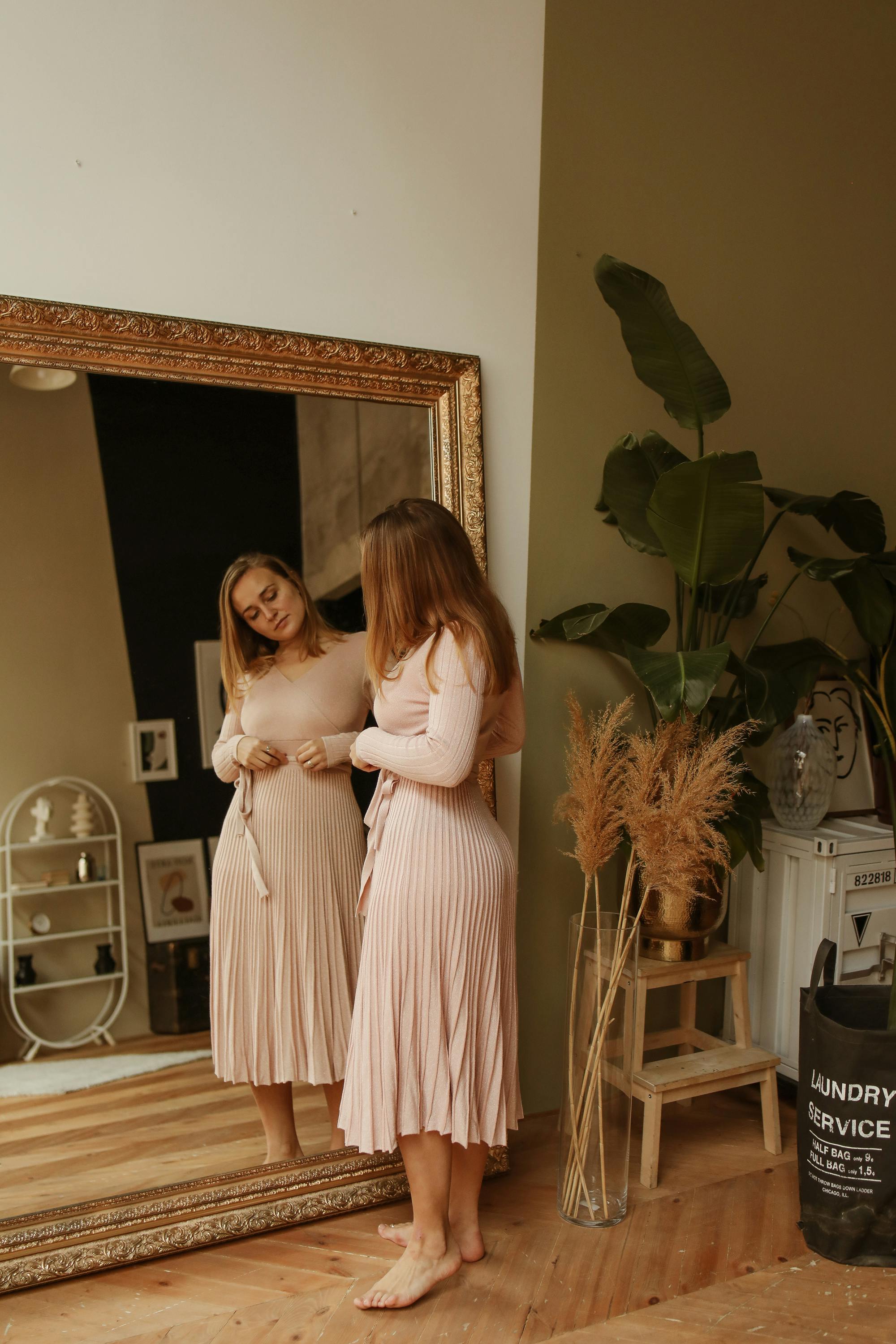 A woman admiring herself in the mirror | Source: Pexels