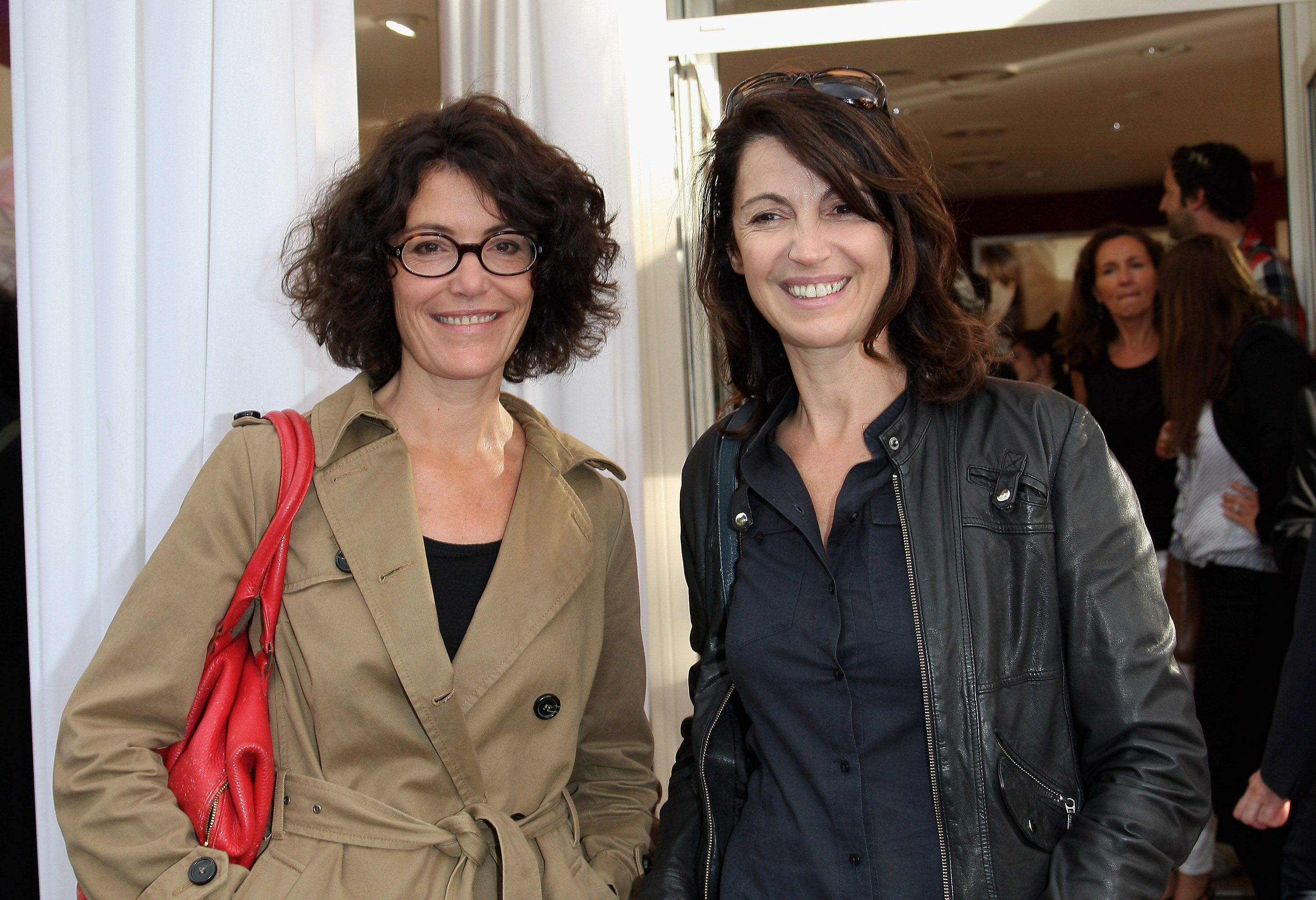 L'ancienne animatrice télé Caroline Tresca à gauche | Photo : Getty Images