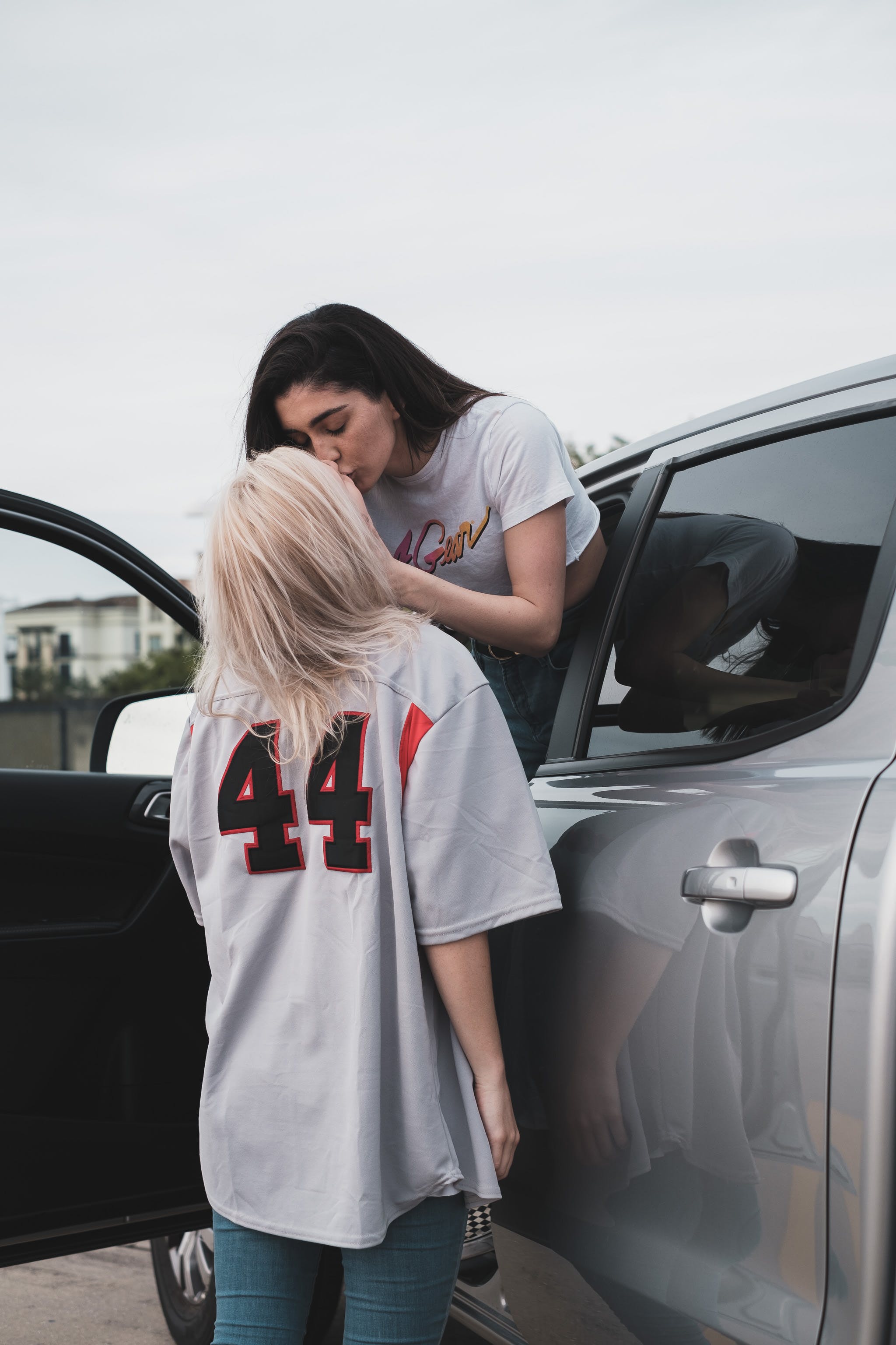 A couple kissing by a car | Source: Pexels
