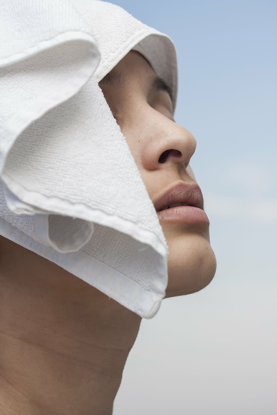 Mujer con toalla en su cabeza. | Foto: PxFuel. 