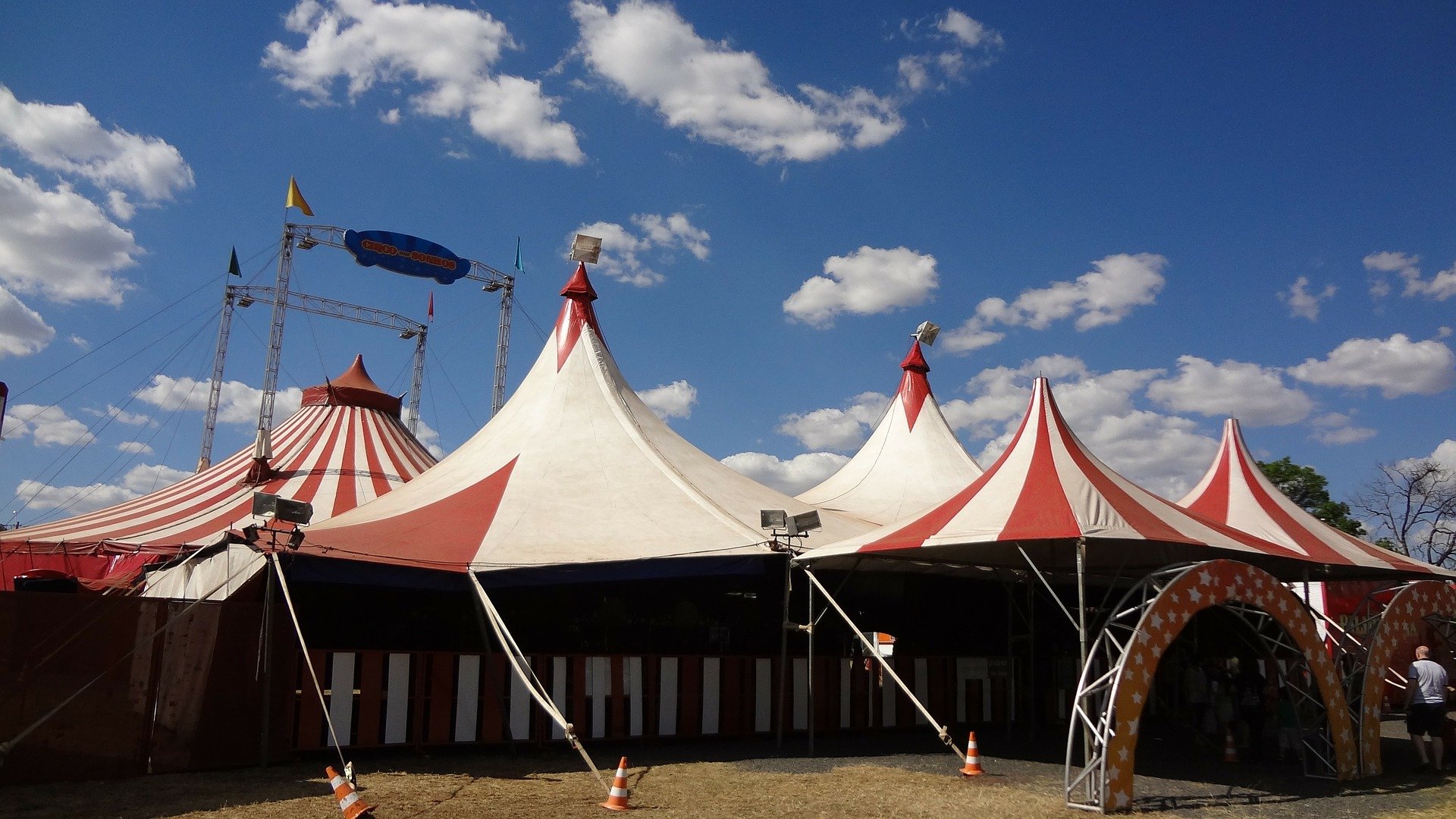 A big red-and-white circus tent pitched in an open area | Photo: Pixabay/Claudio Kirner