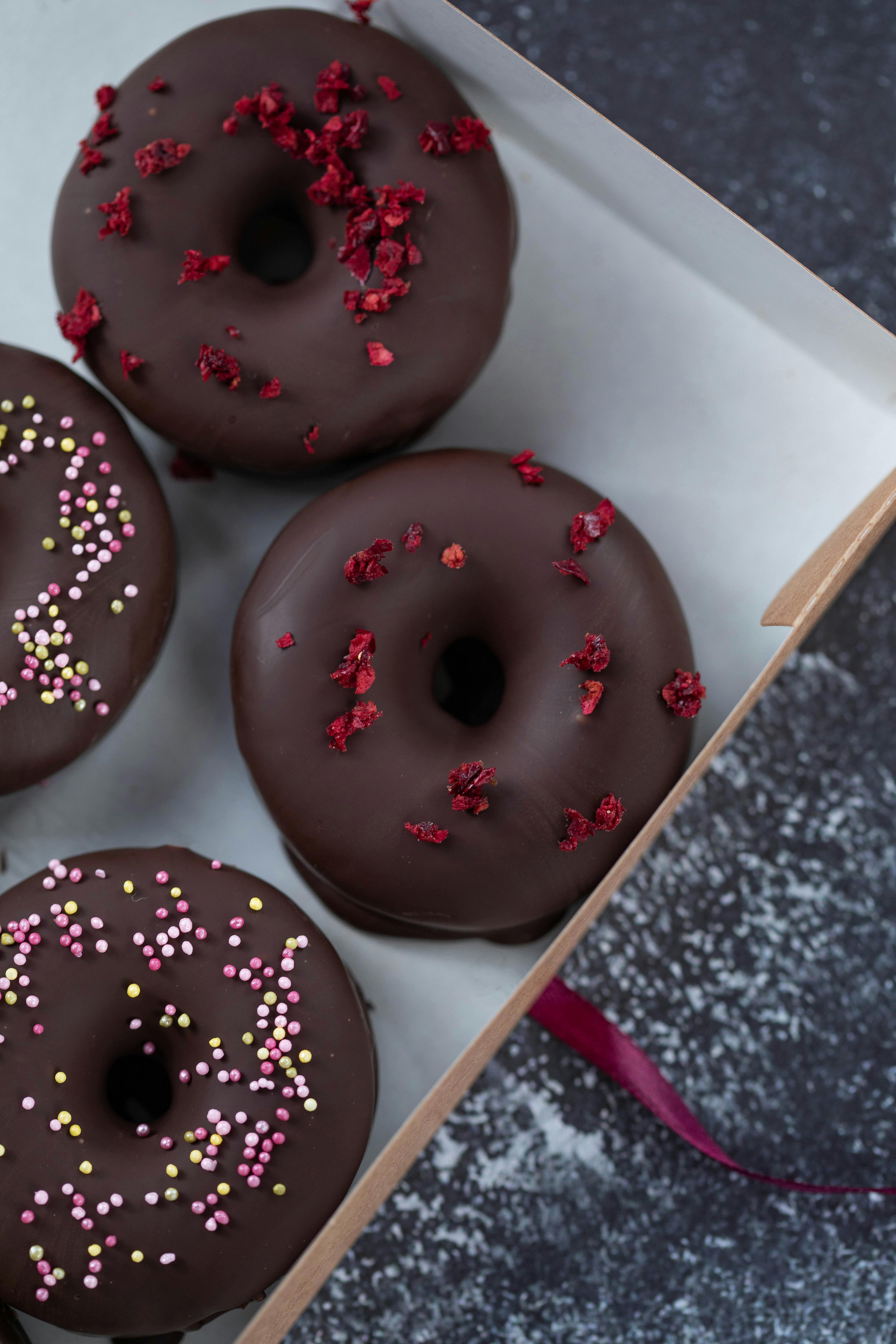 A box of chocolate donuts | Source: Pexels