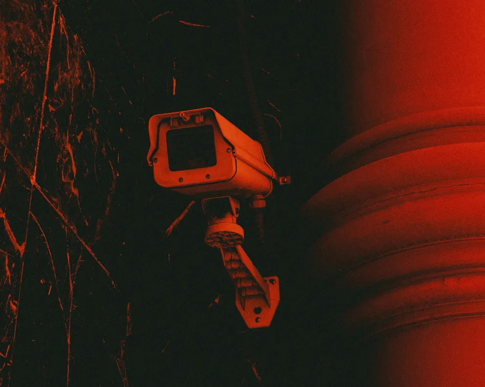 Jayme se précipite pour vérifier les images de vidéosurveillance | Photo : Unsplash