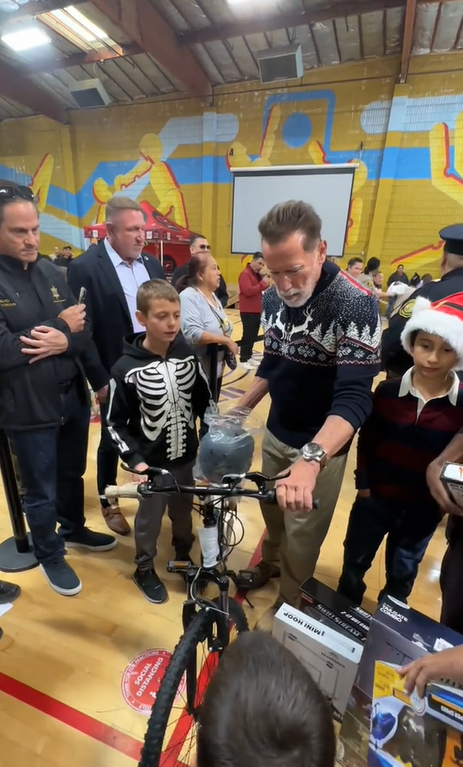 Arnold Schwarzenegger at the Hollenbeck Center in Boyle Heights, posted on December 17, 2023 | Source: TikTok.com/@arnoldschnitzel