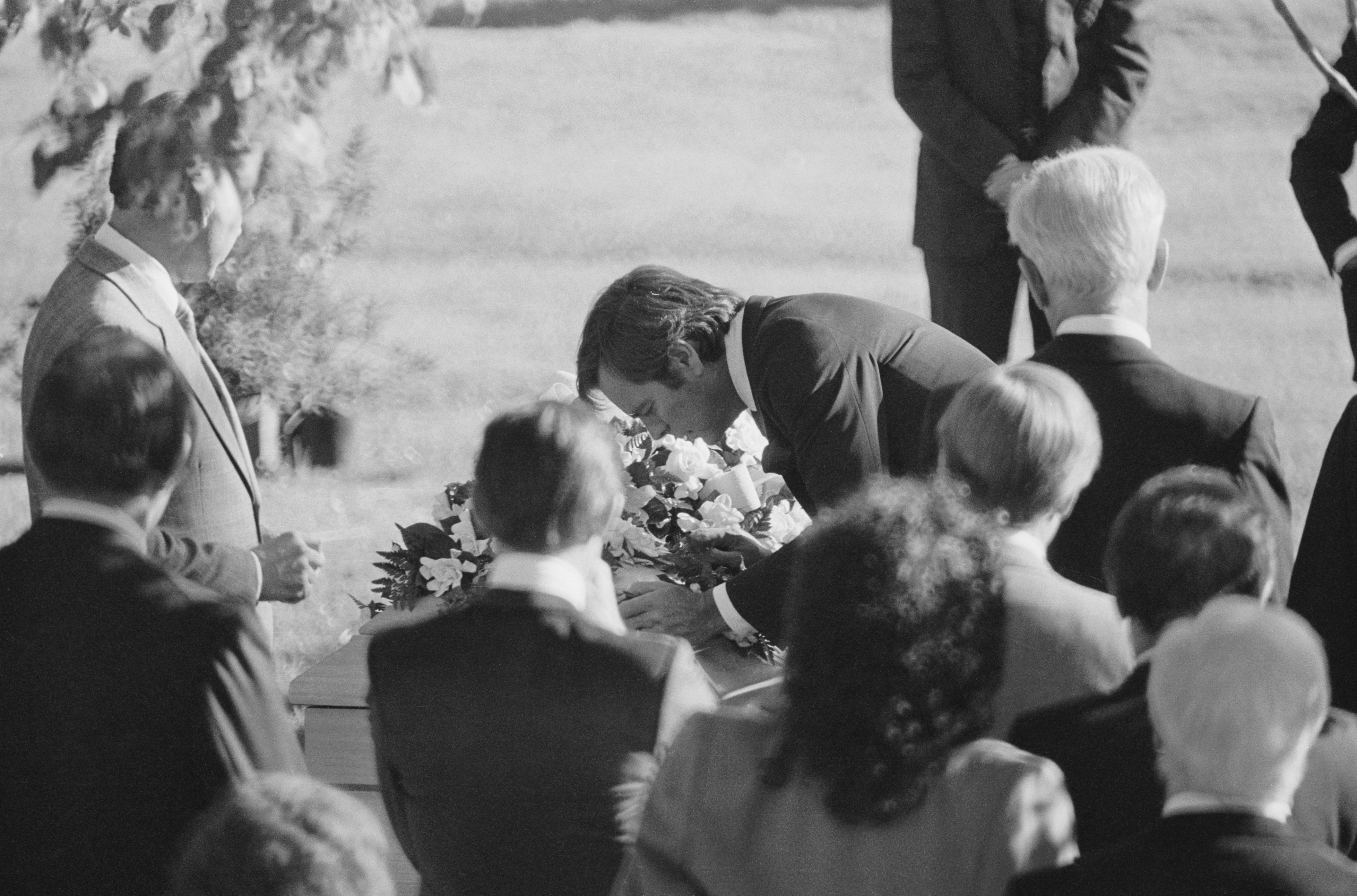 Robert Wagner at Natalie Wood's funeral in california in 1981 | Source: Getty Images