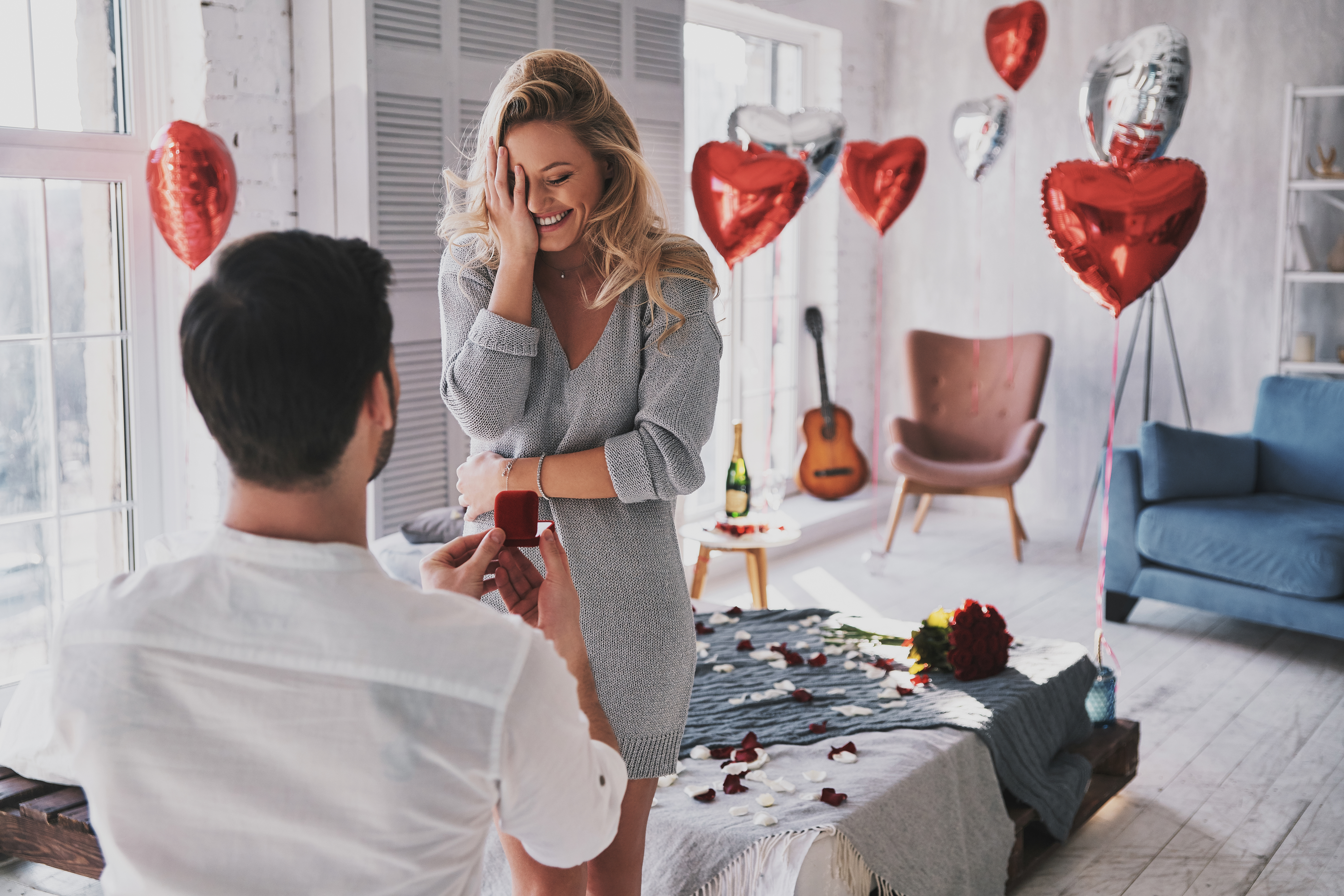 A boyfriend surprising his girlfriend with a romantic proposal | Source: Shutterstock