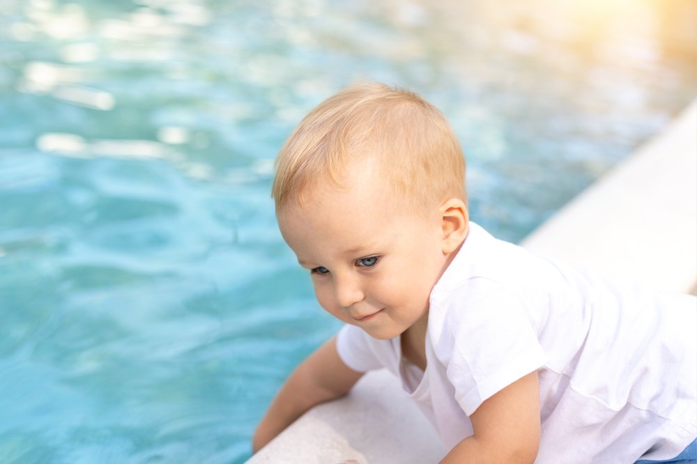Enfant devant la piscine. | Photo : Shutterstock