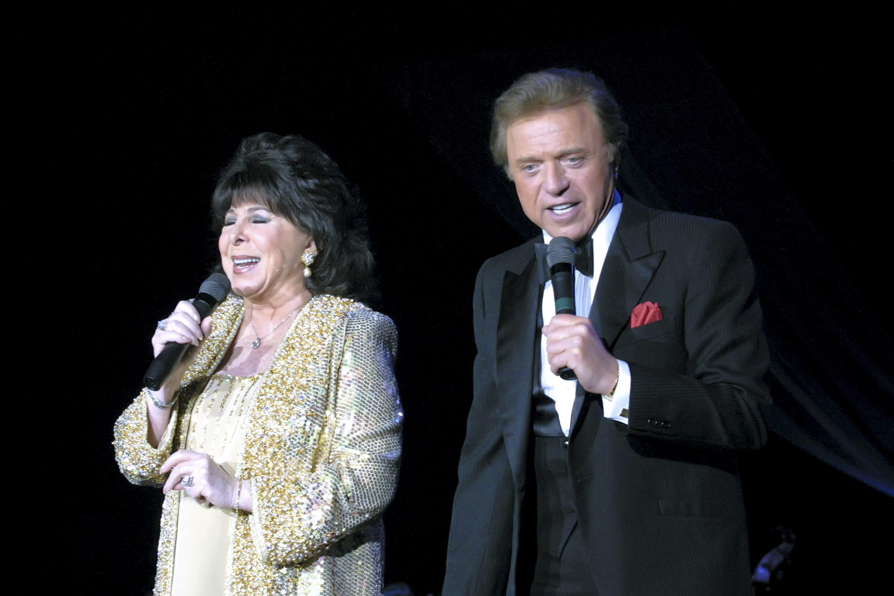 Eydie Gorme and Steve Lawrence performs at Resorts Casino in Atlantic City on March 5, 2001. | Source: Getty Images