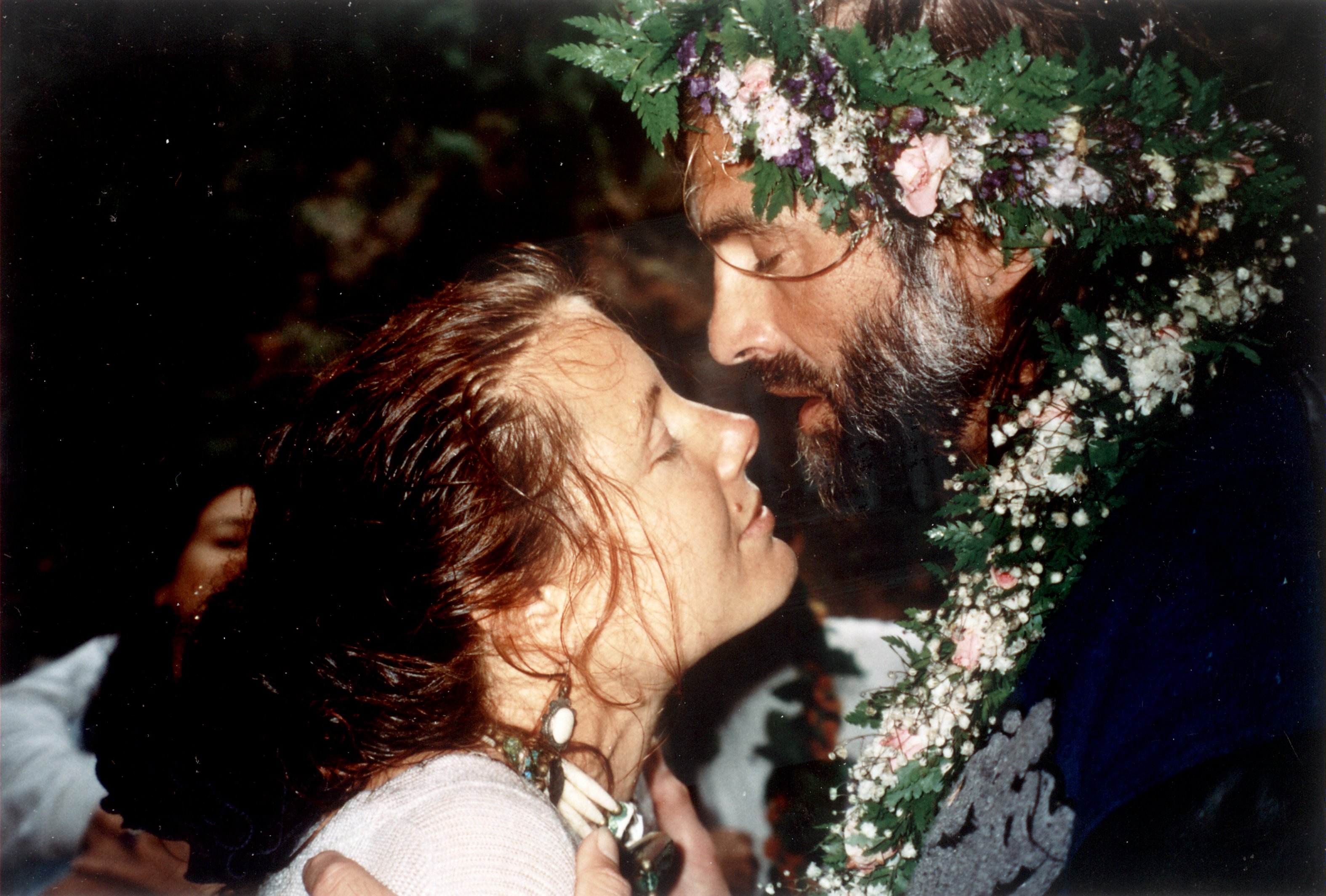  Singer Kenny Loggins with his 2nd wife, therapist Julia Cooper, at their rain-soaked 1992 nuptials. | Source: Getty Images